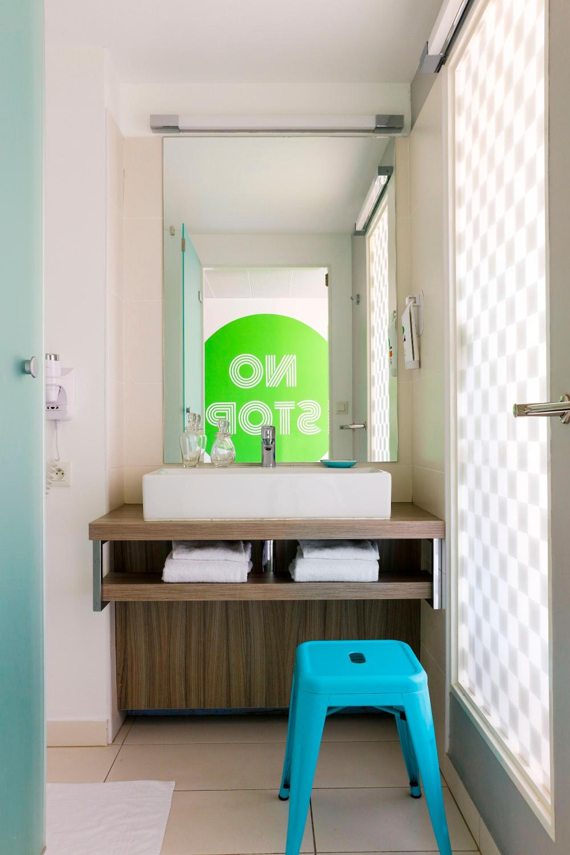 Standard Twin Room - Photo 2