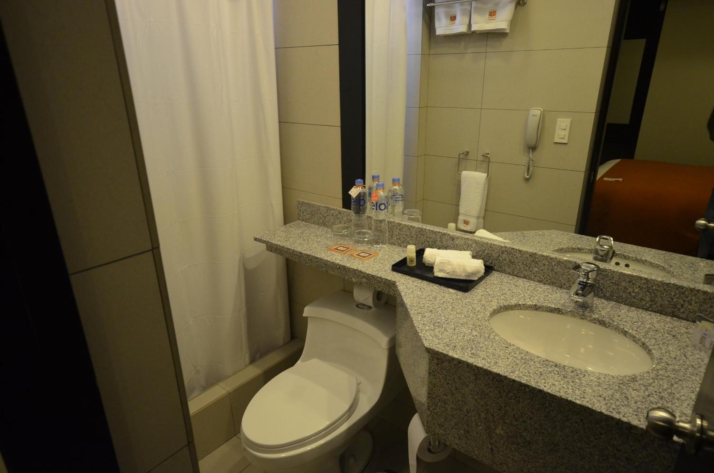 Deluxe Queen Suite - Photo 5