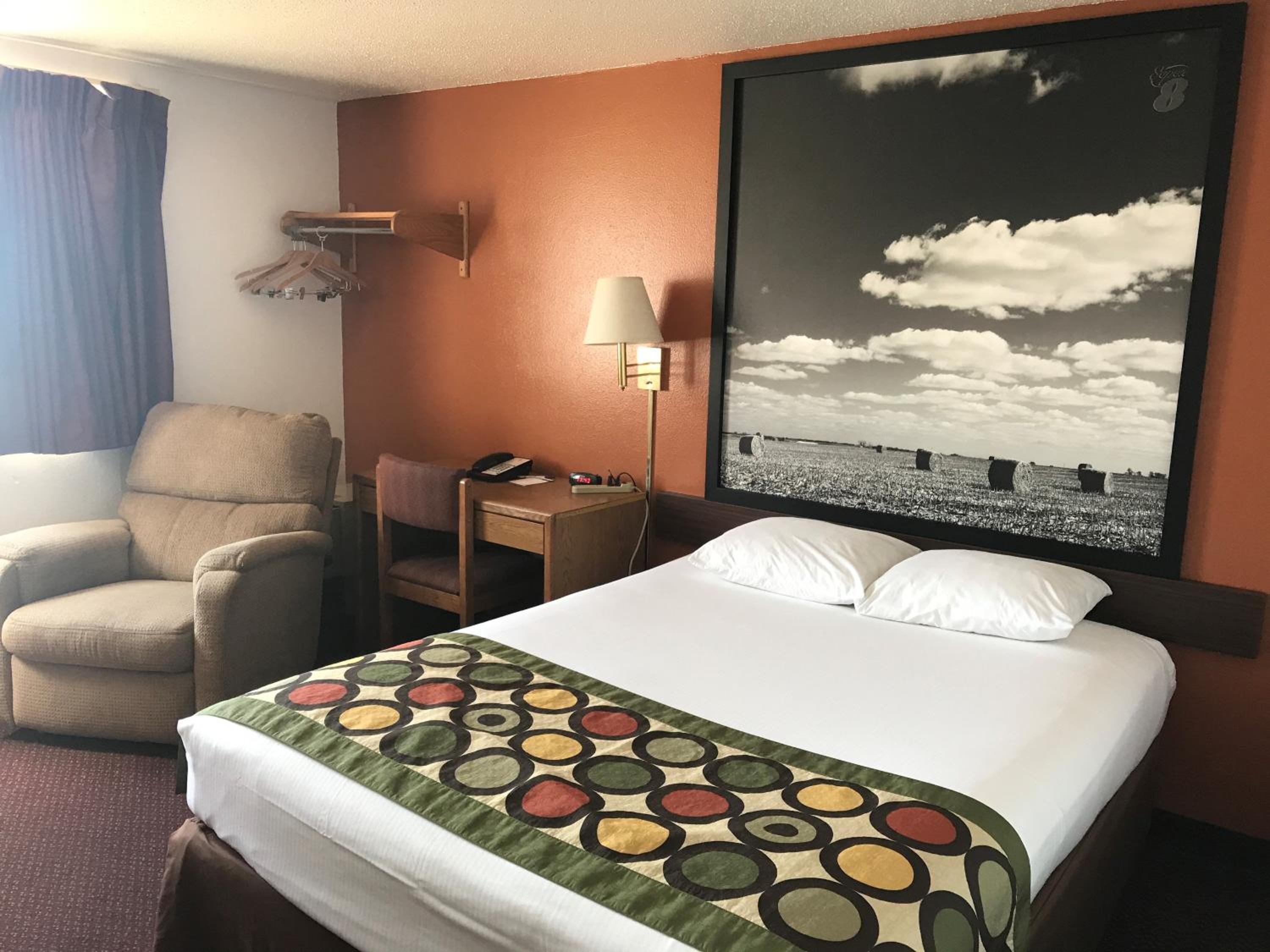 Queen Room - Non-Smoking - Photo 3
