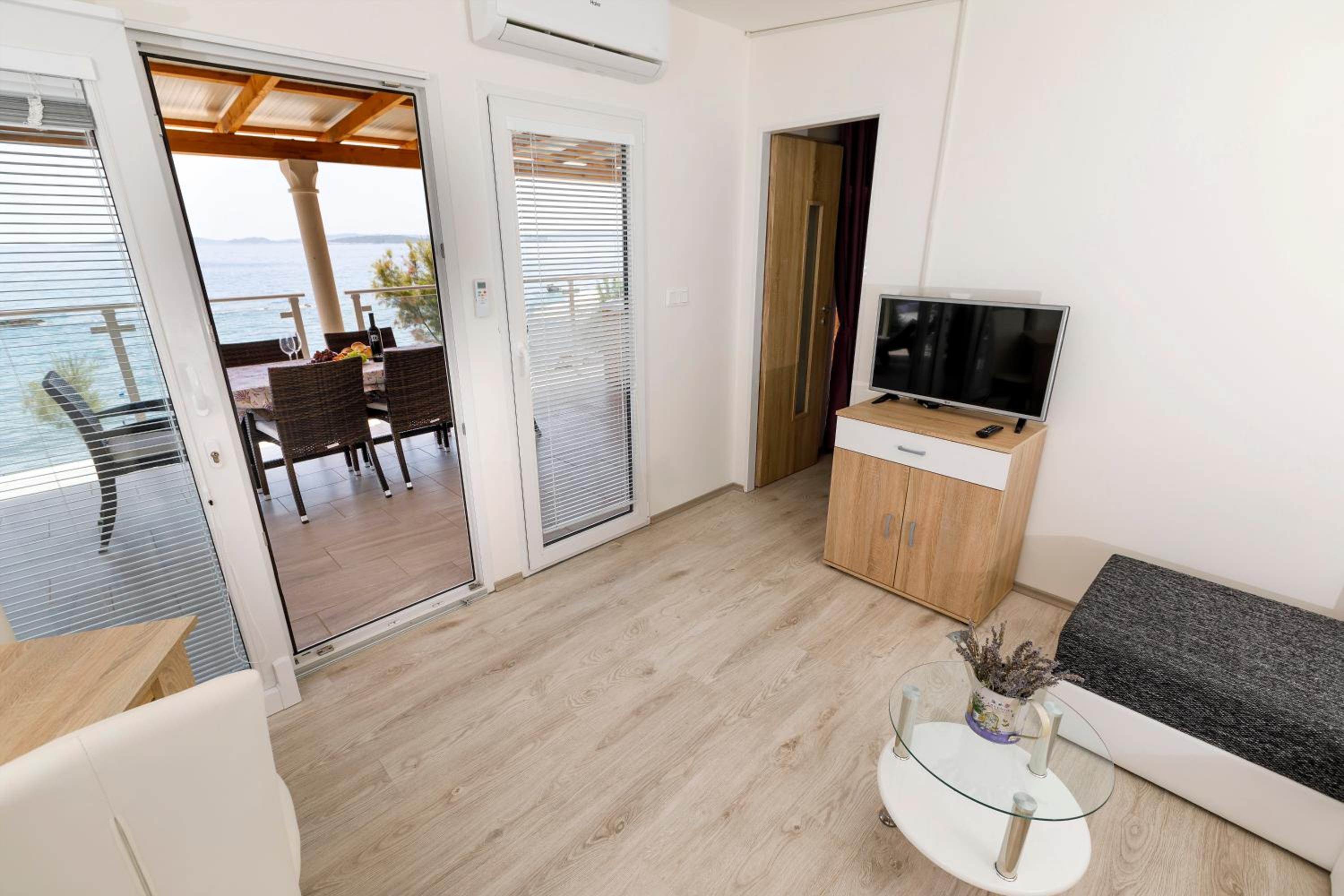 Deluxe Mobile Home with Hot Tub - Beachfront