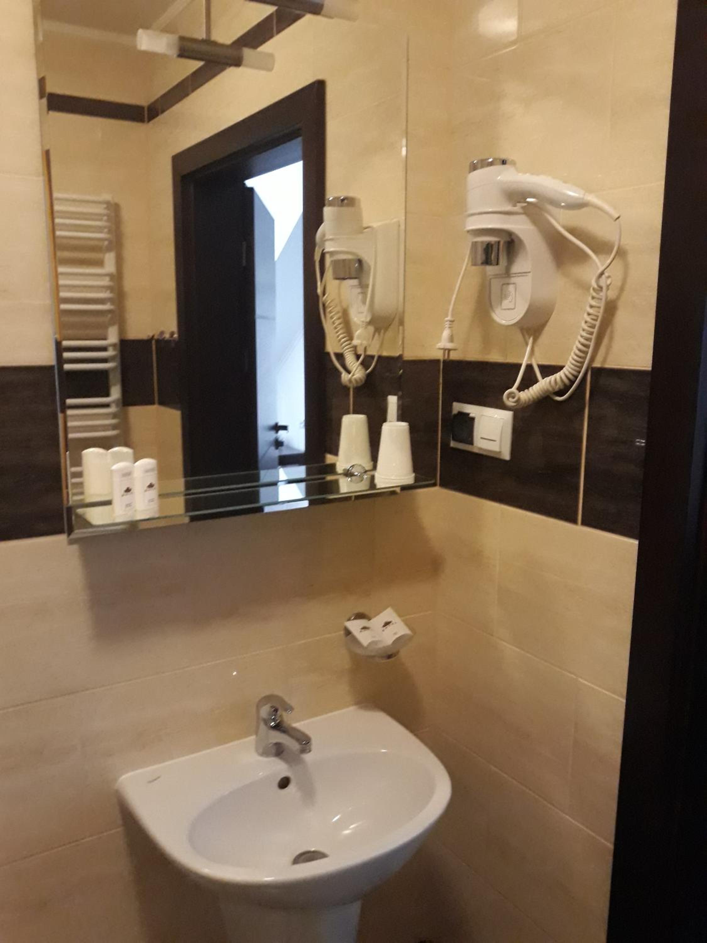 Double or Twin Room - Photo 4