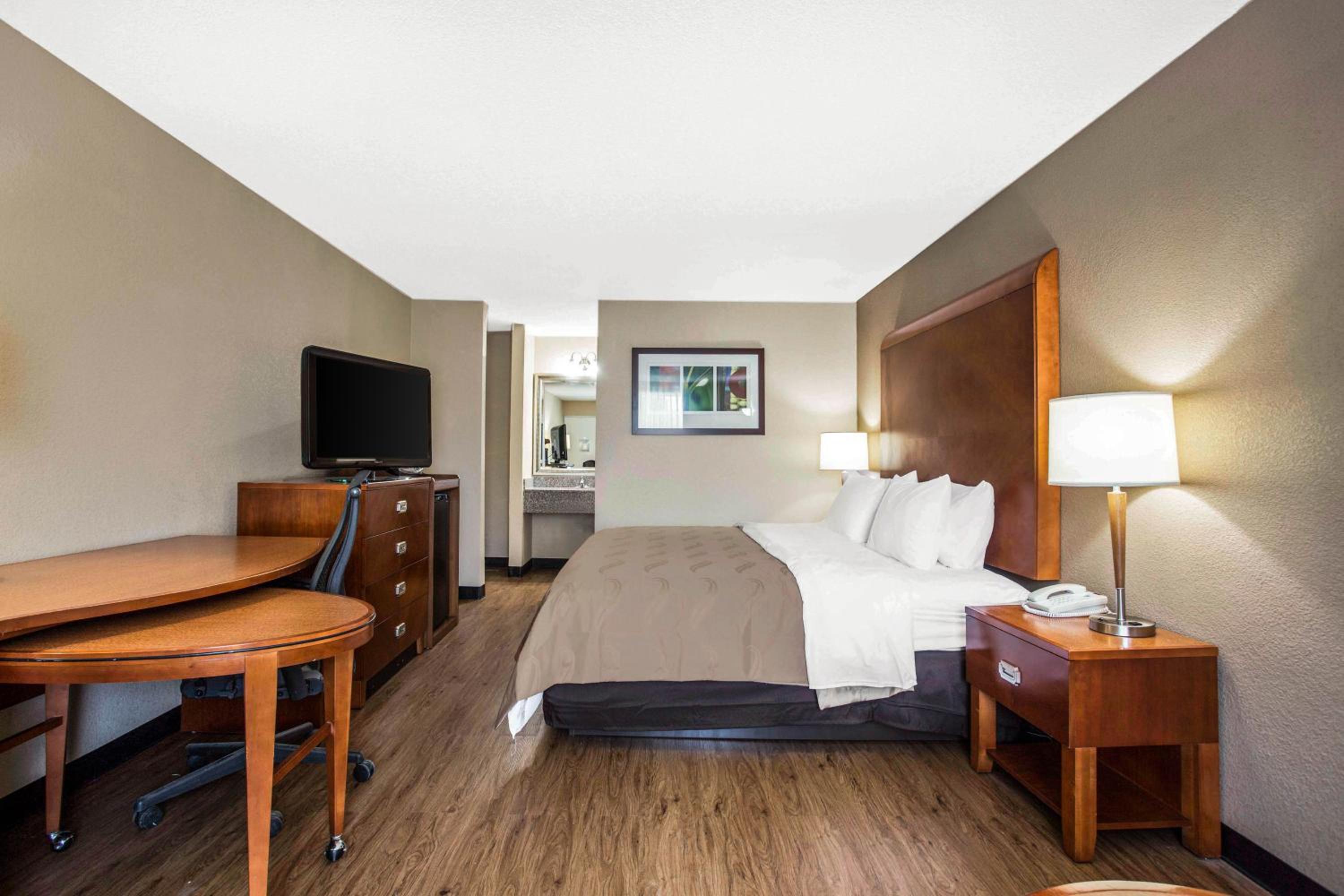 King Room - Non-Smoking - Photo 1