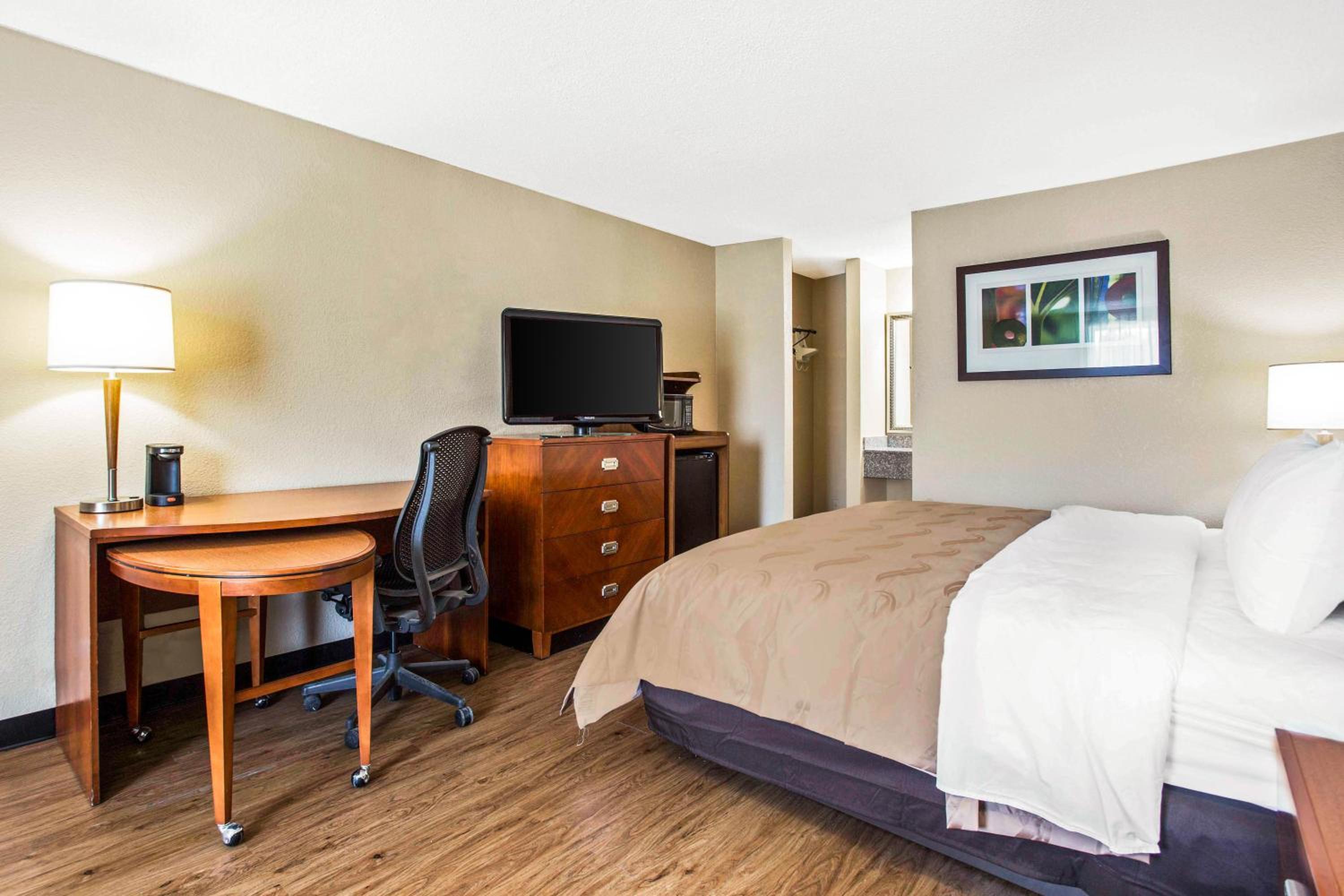 King Room - Non-Smoking - Photo 4