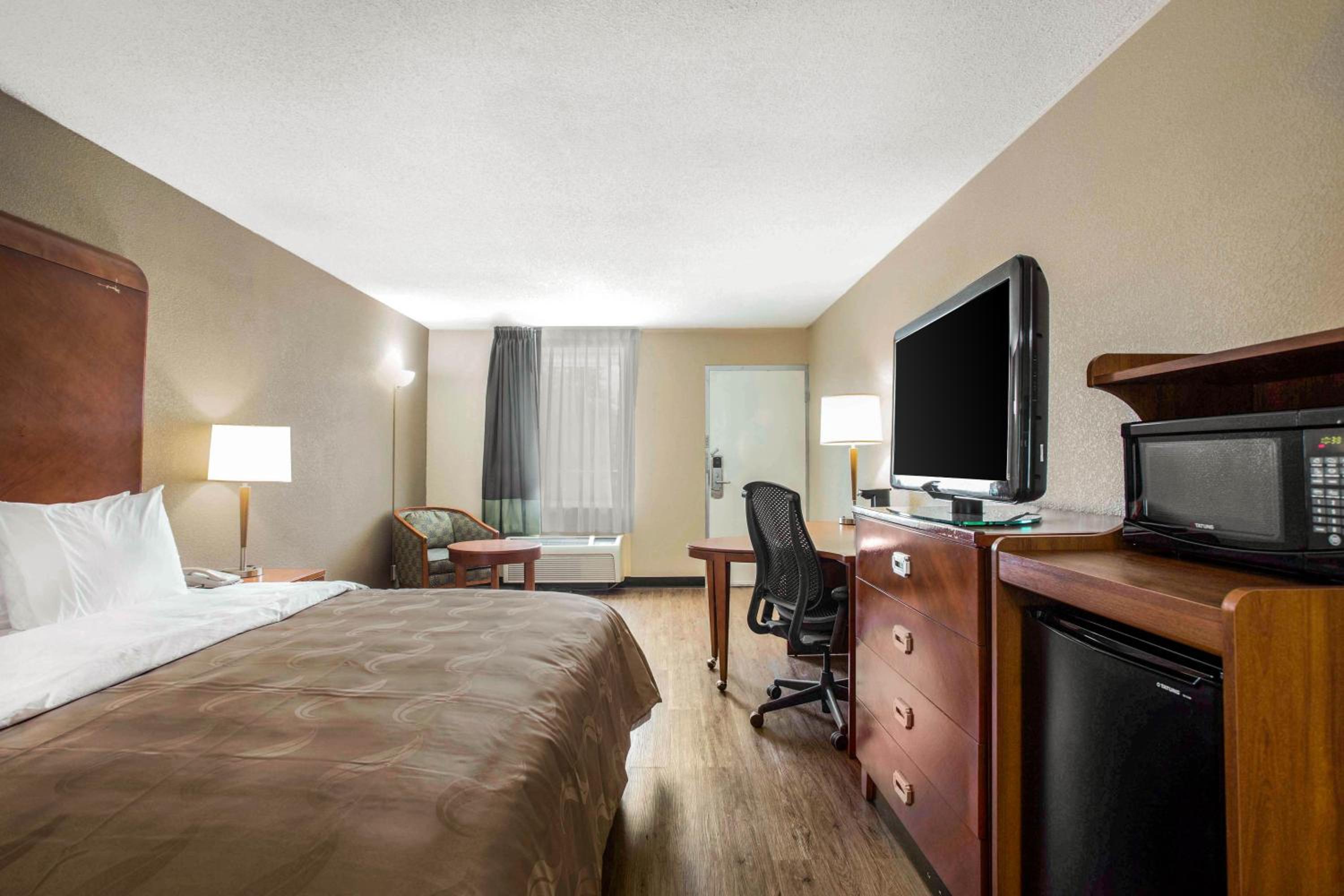 King Room - Non-Smoking - Photo 3