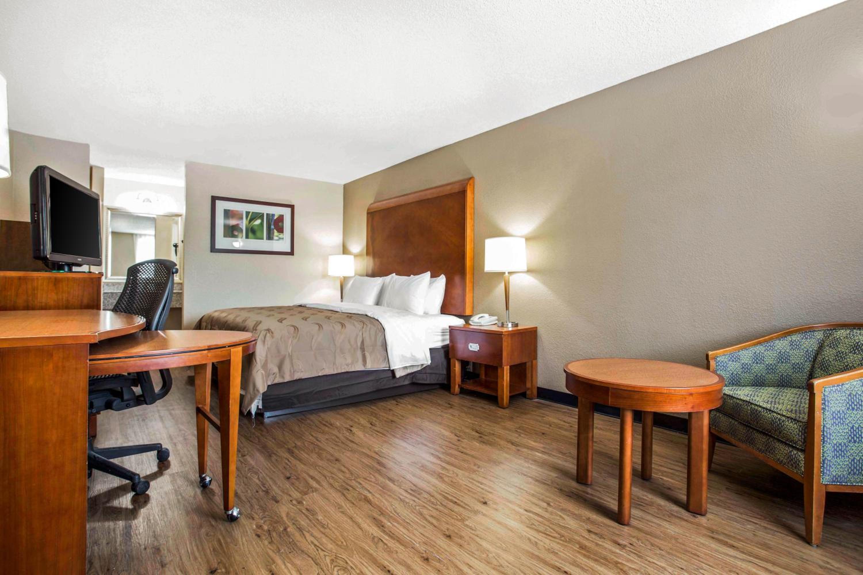 King Room - Non-Smoking - Photo 2