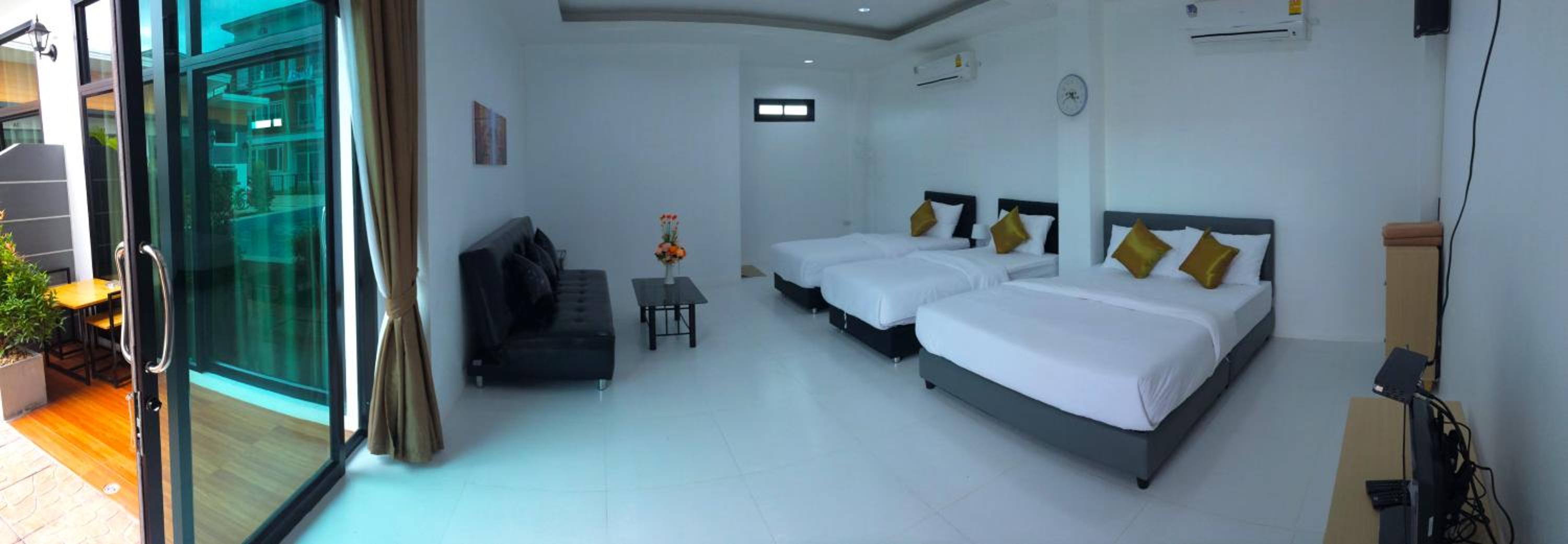 Deluxe Family Suite photo 3