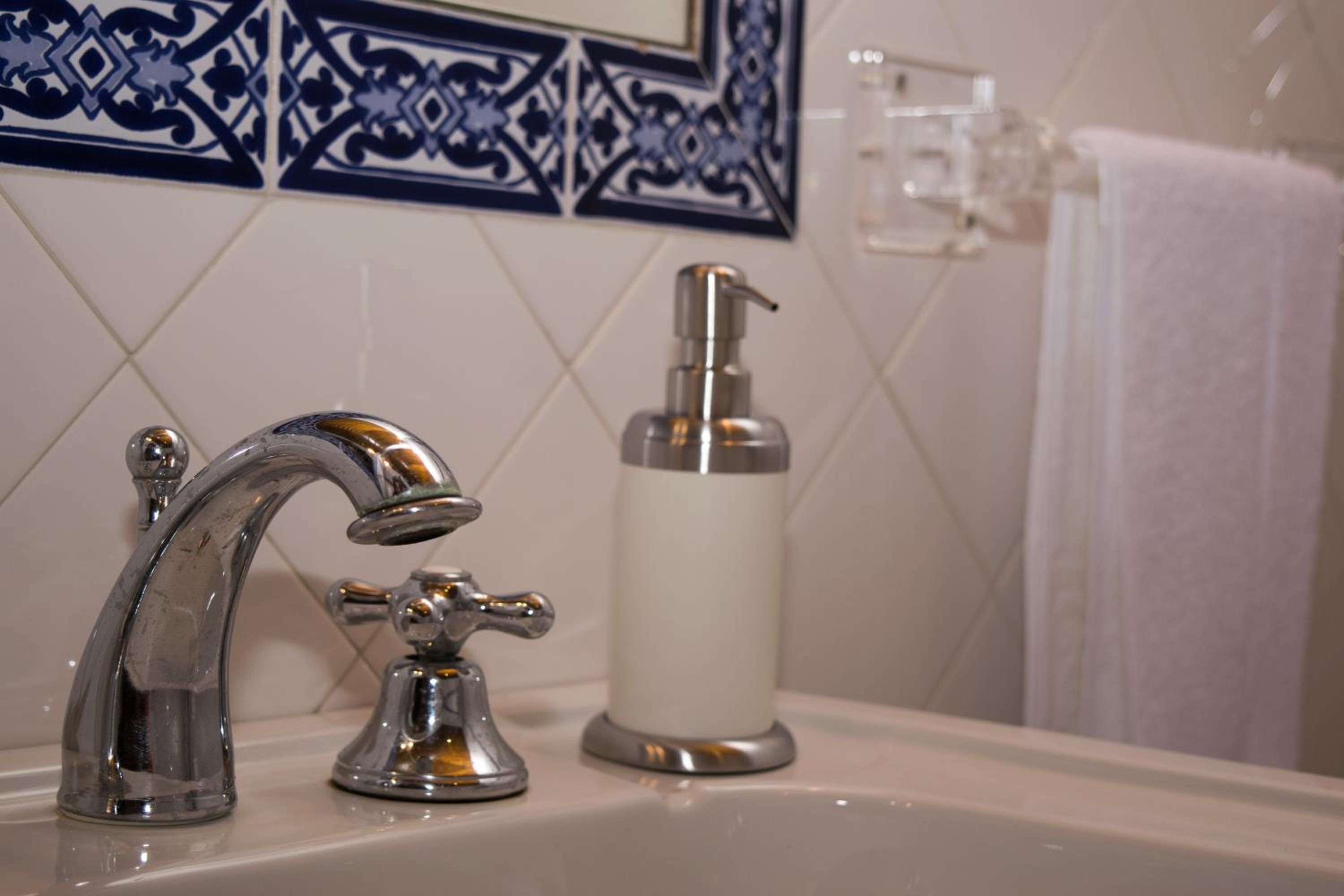 Twin Room with Private Bathroom - Photo 6