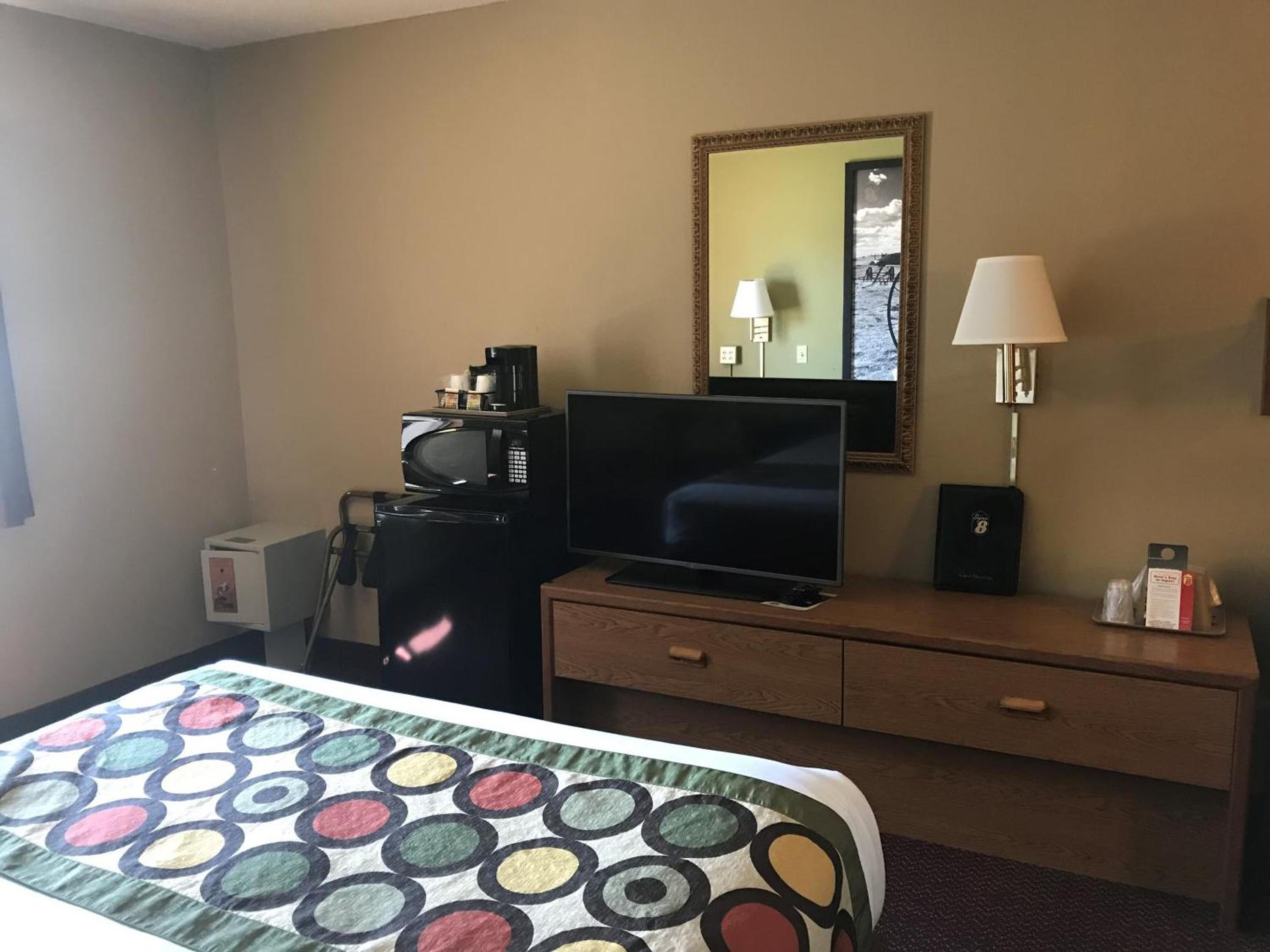 1 Queen Bed, Mobility Accessible Room, Bathtub w/ Grab Bars, Non-Smoking - Photo 3