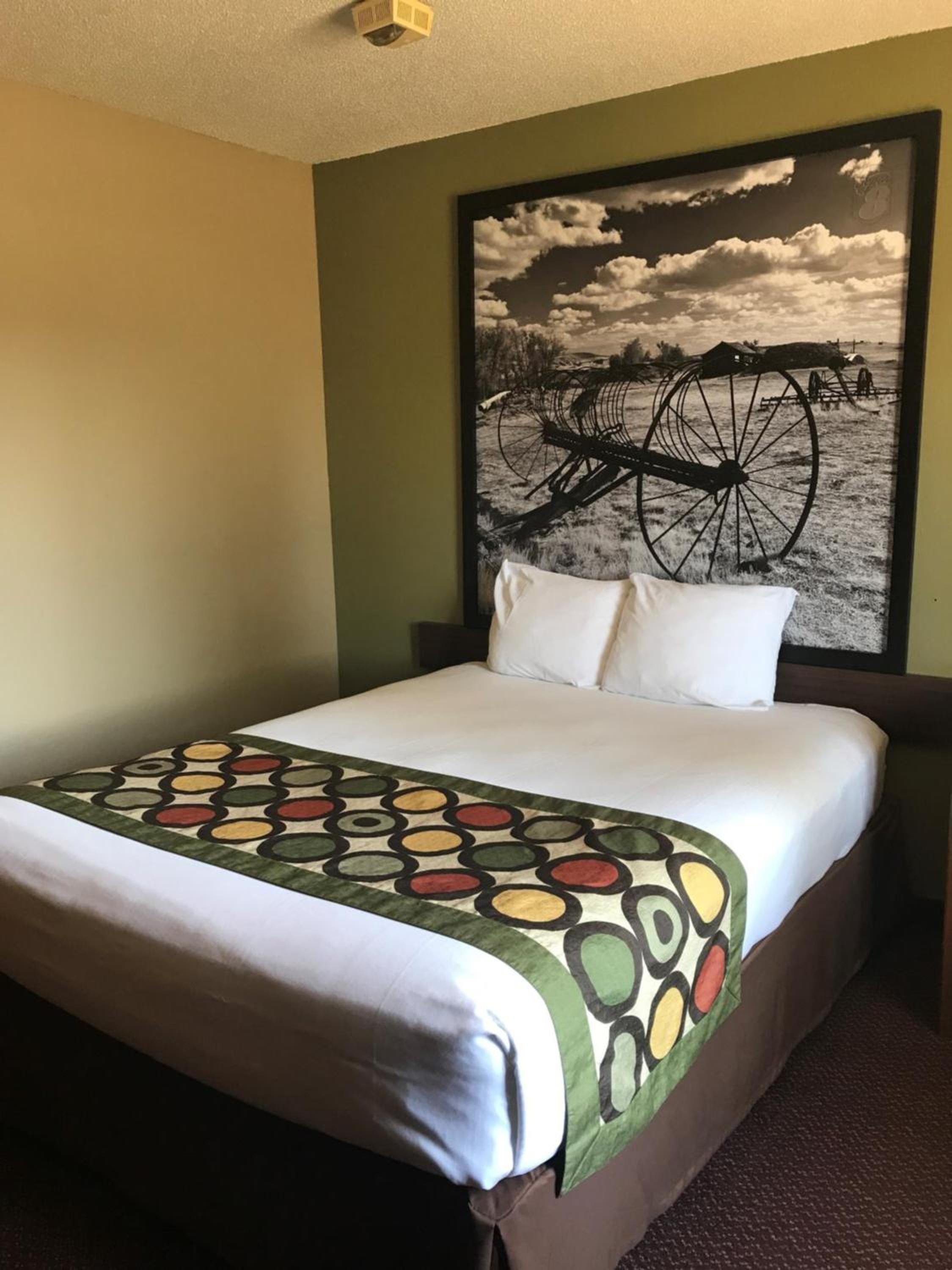 1 Queen Bed, Mobility Accessible Room, Bathtub w/ Grab Bars, Non-Smoking - Photo 2