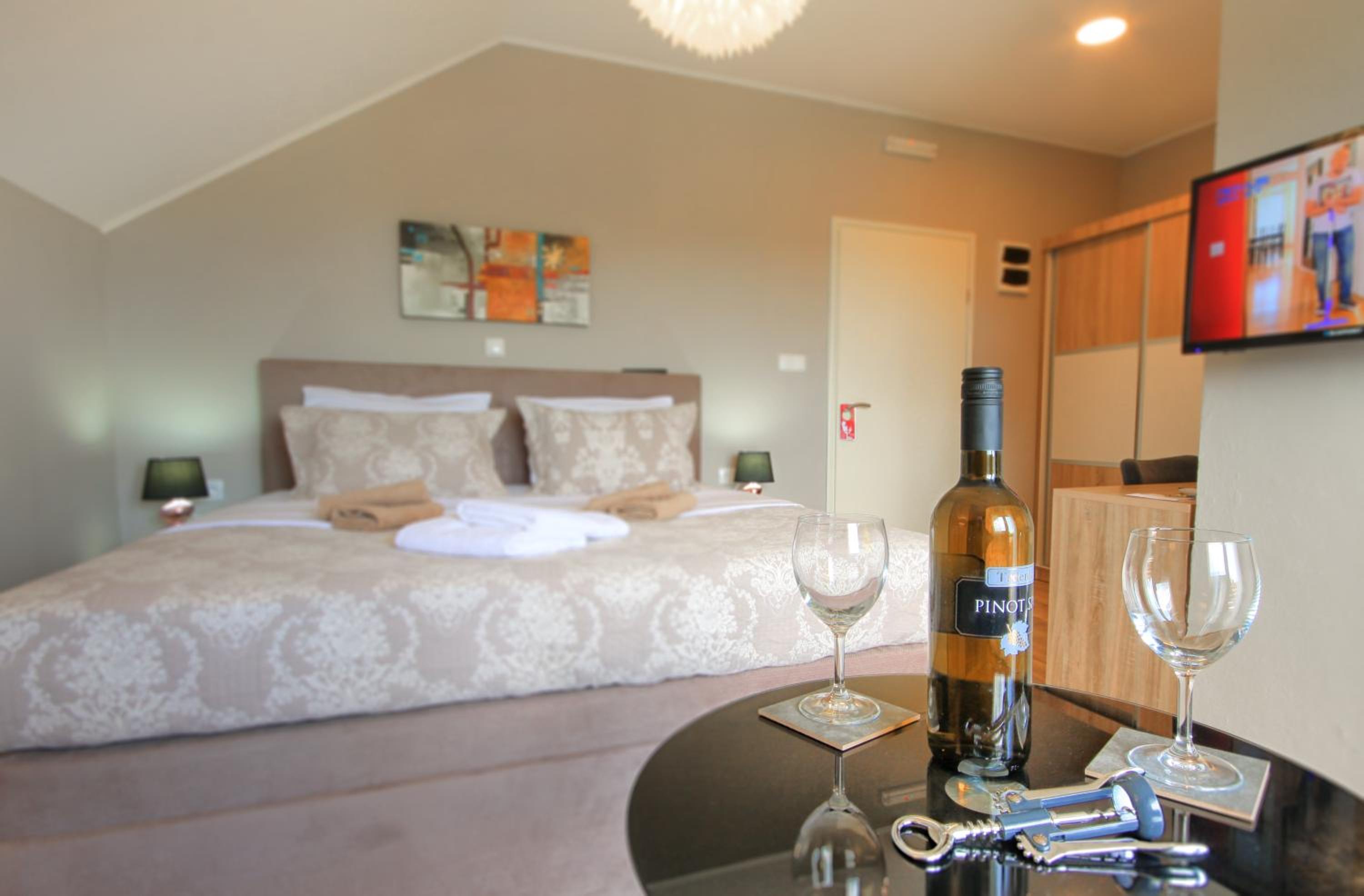 Deluxe King Room - Photo 1