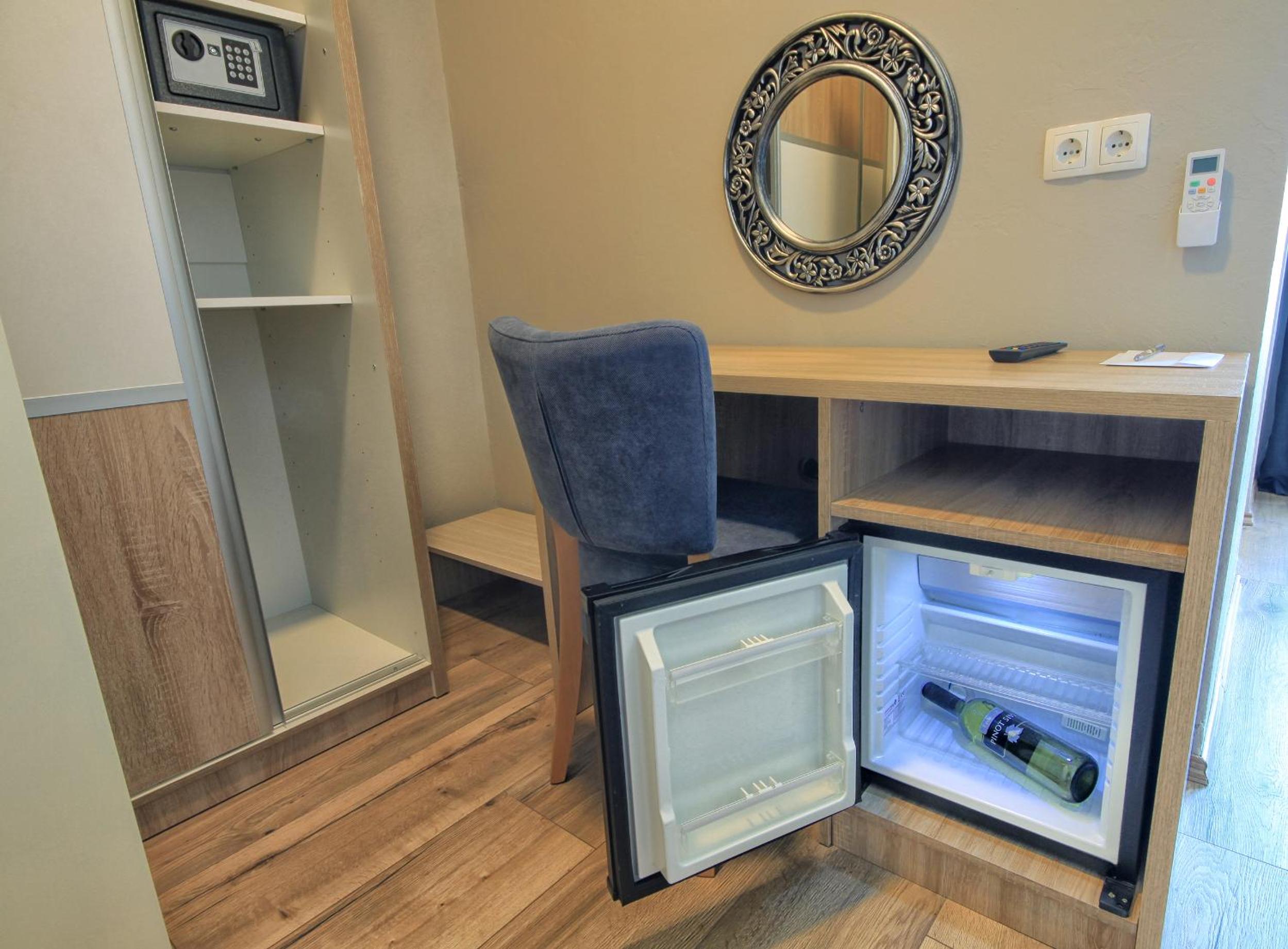 Deluxe King Room - Photo 7