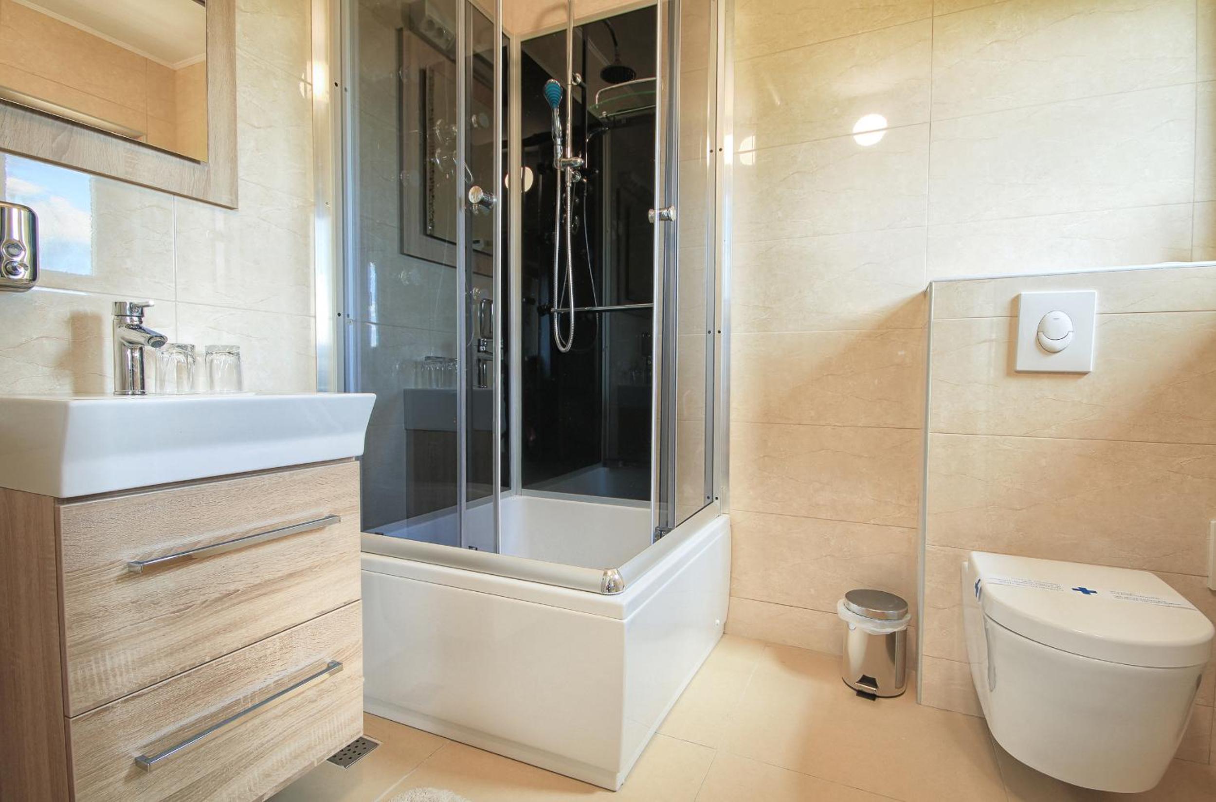 Deluxe King Room - Photo 9