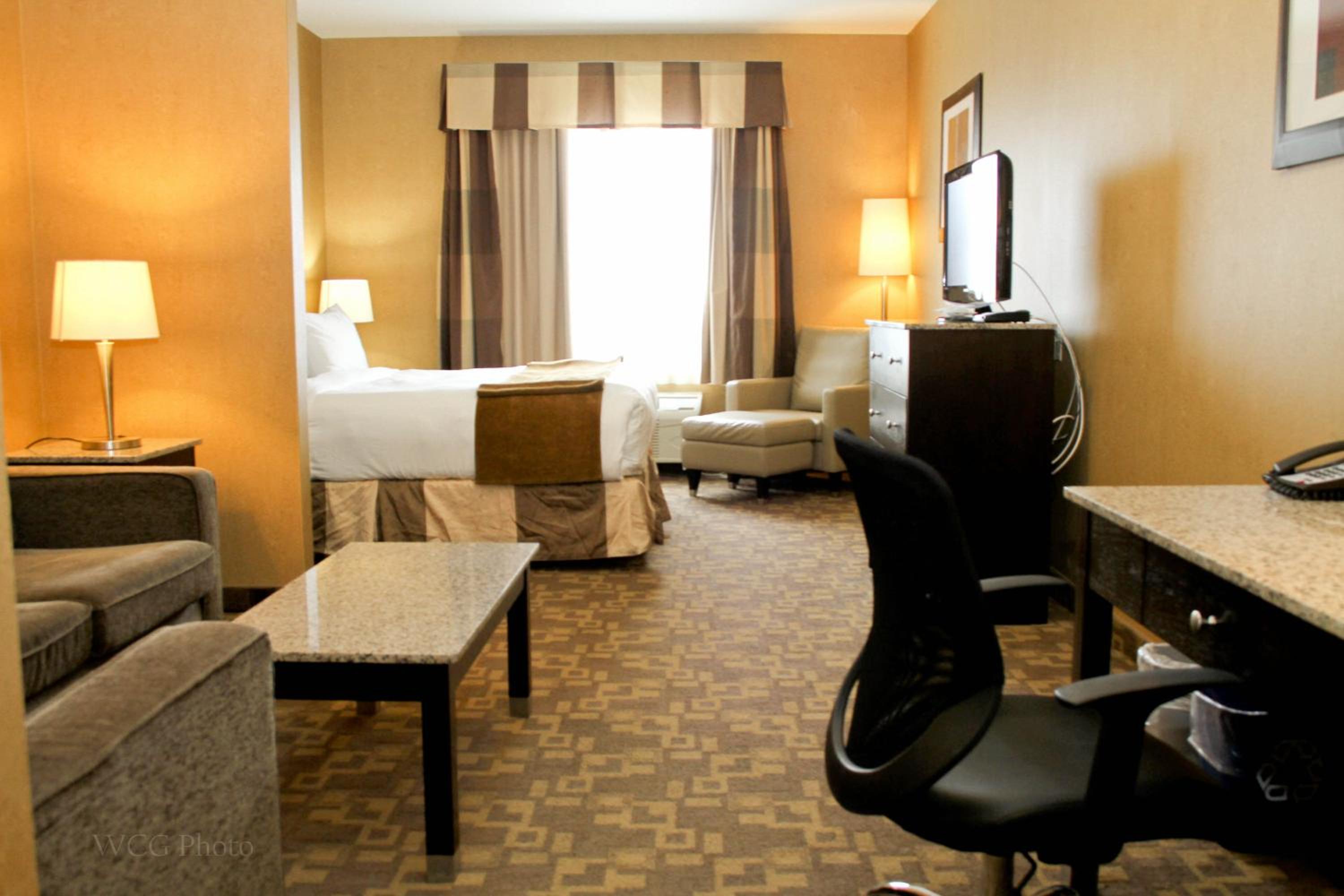 King Suite With Sofa Bed - Non-Smoking - Photo 10
