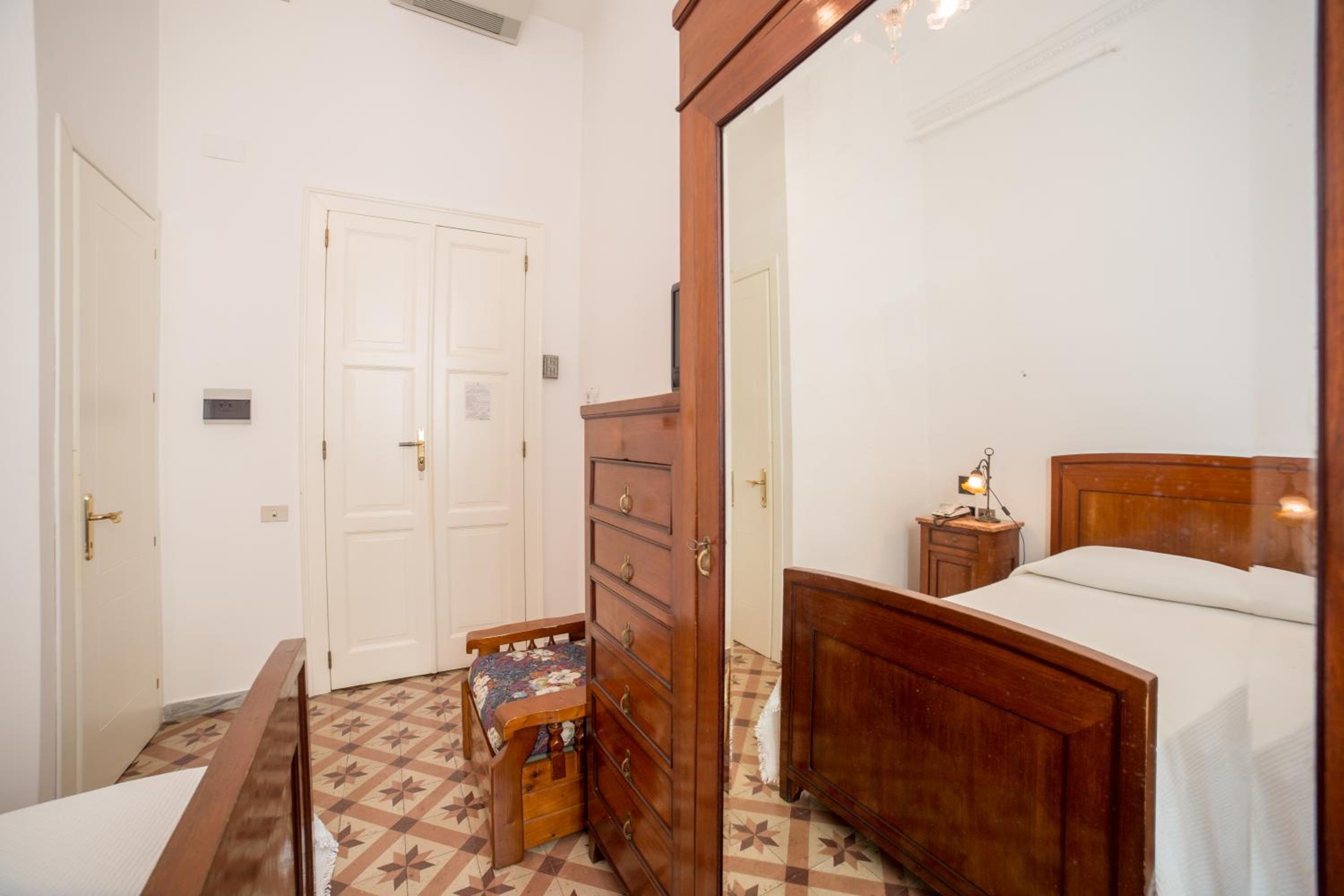 Single Room photo 3