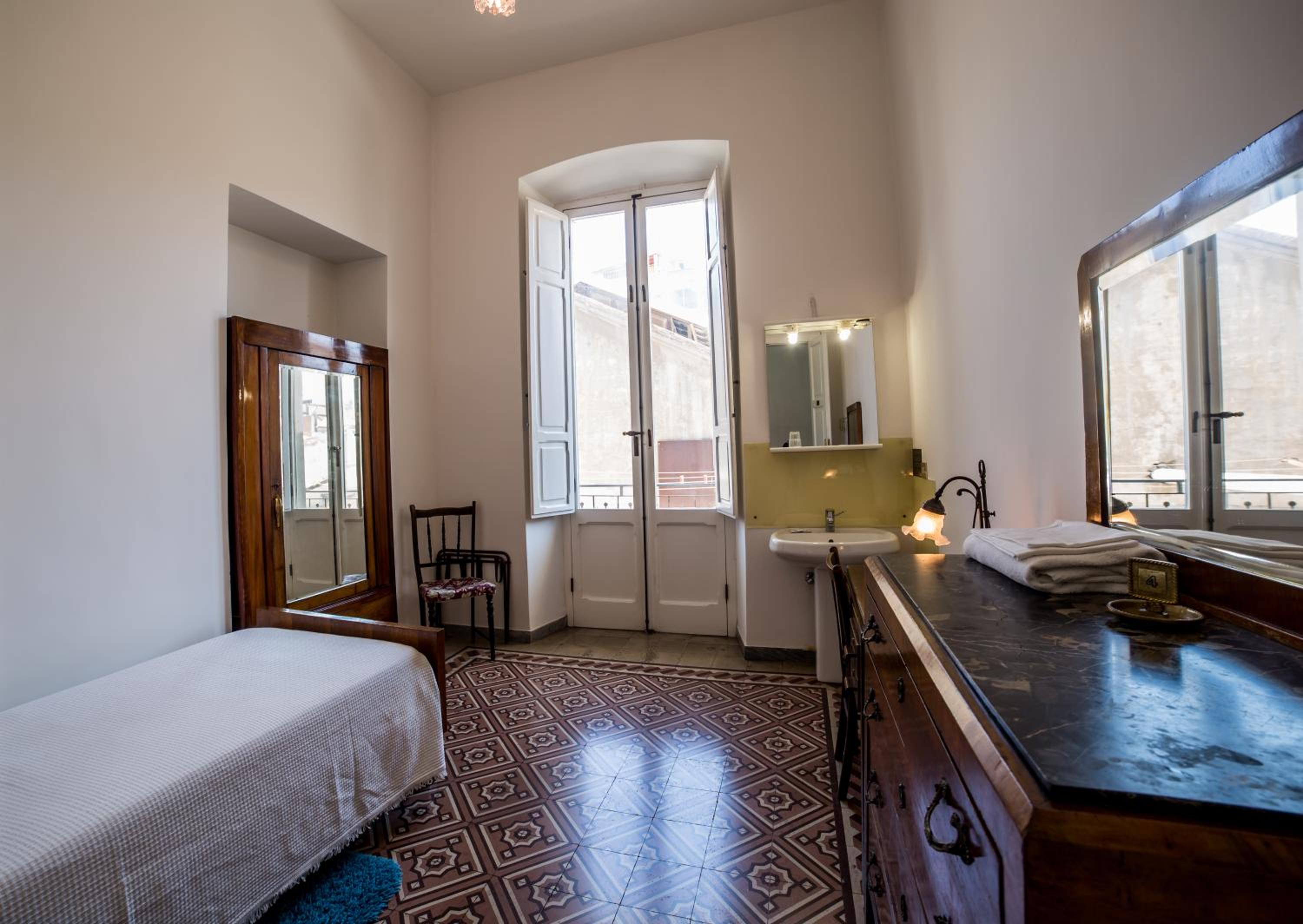 Economy Single Room with Balcony and Shared Bathroom photo 2