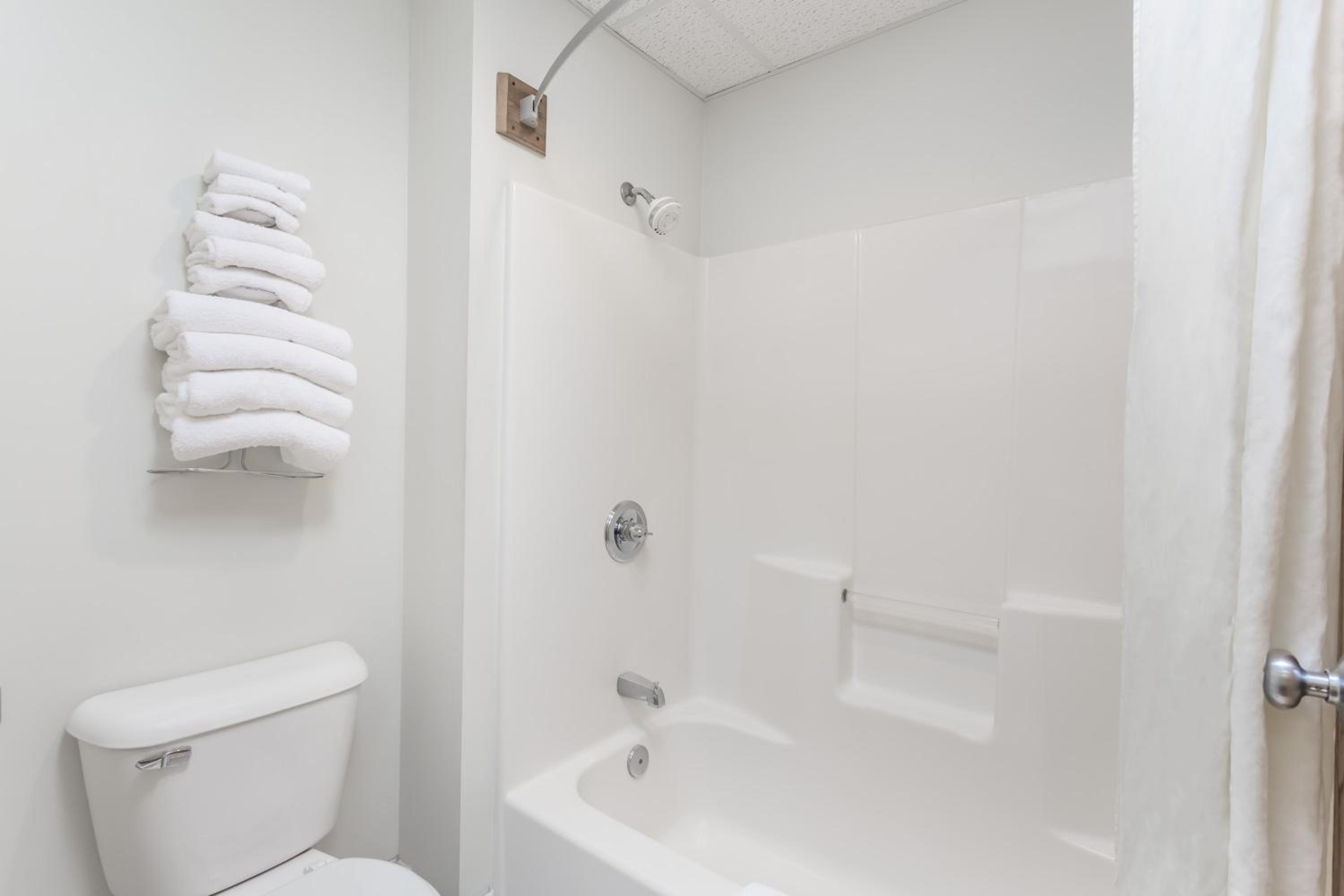 King Suite with Hot Tub - Non-Smoking - Photo 7