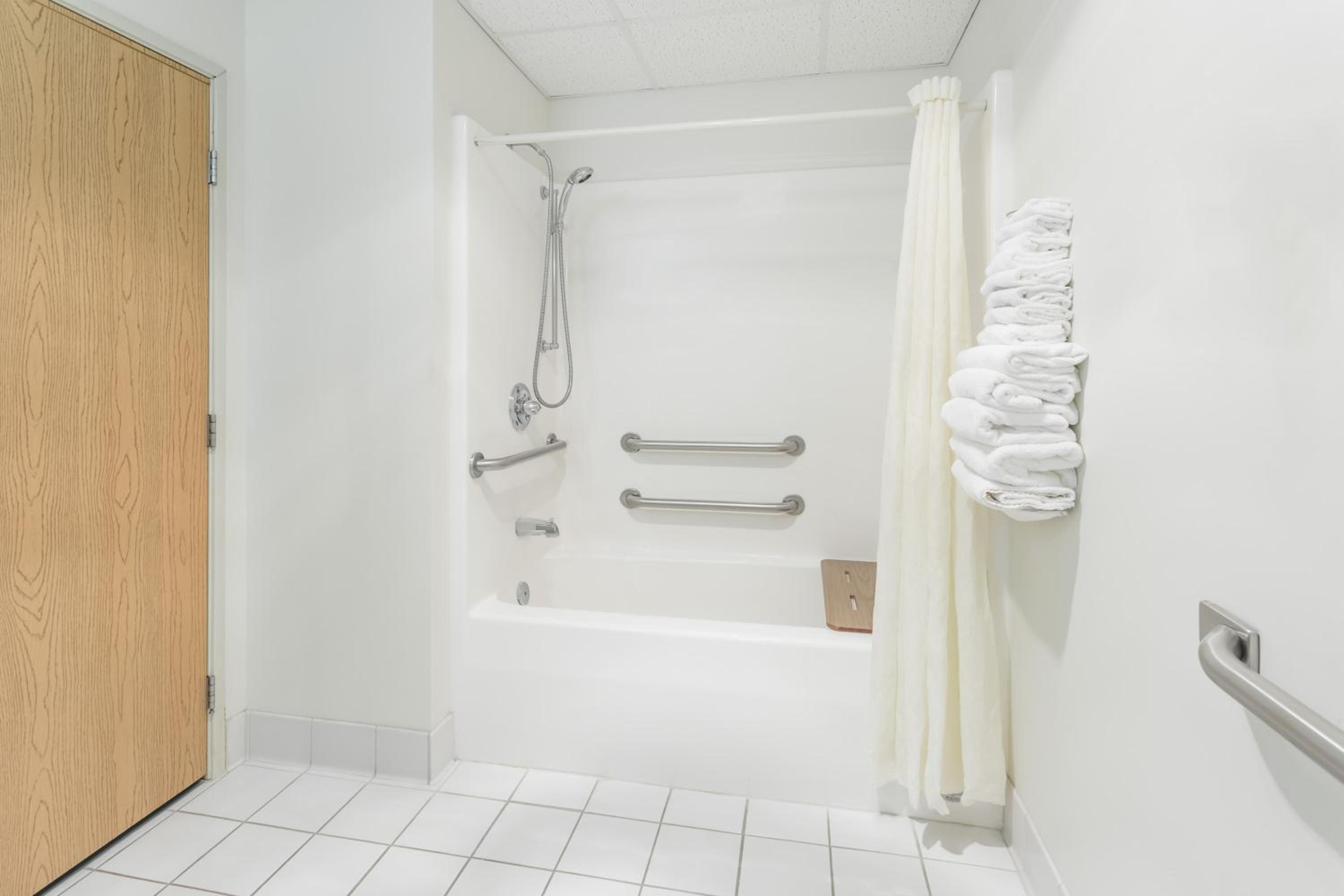 King Room with Roll-in Shower - Mobility Accessible/Non-Smoking - Photo 5