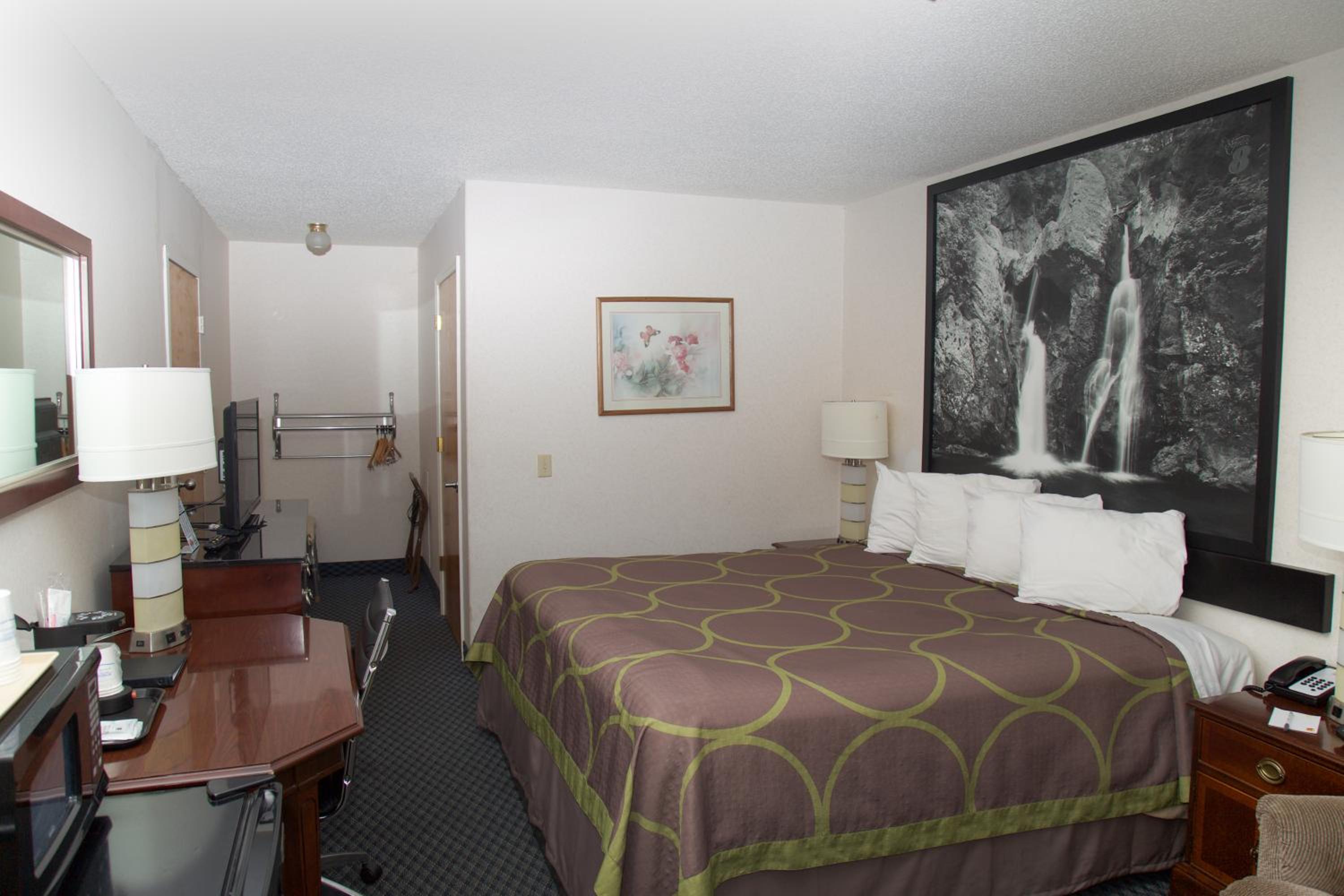 King Room - Non-Smoking - Photo 4