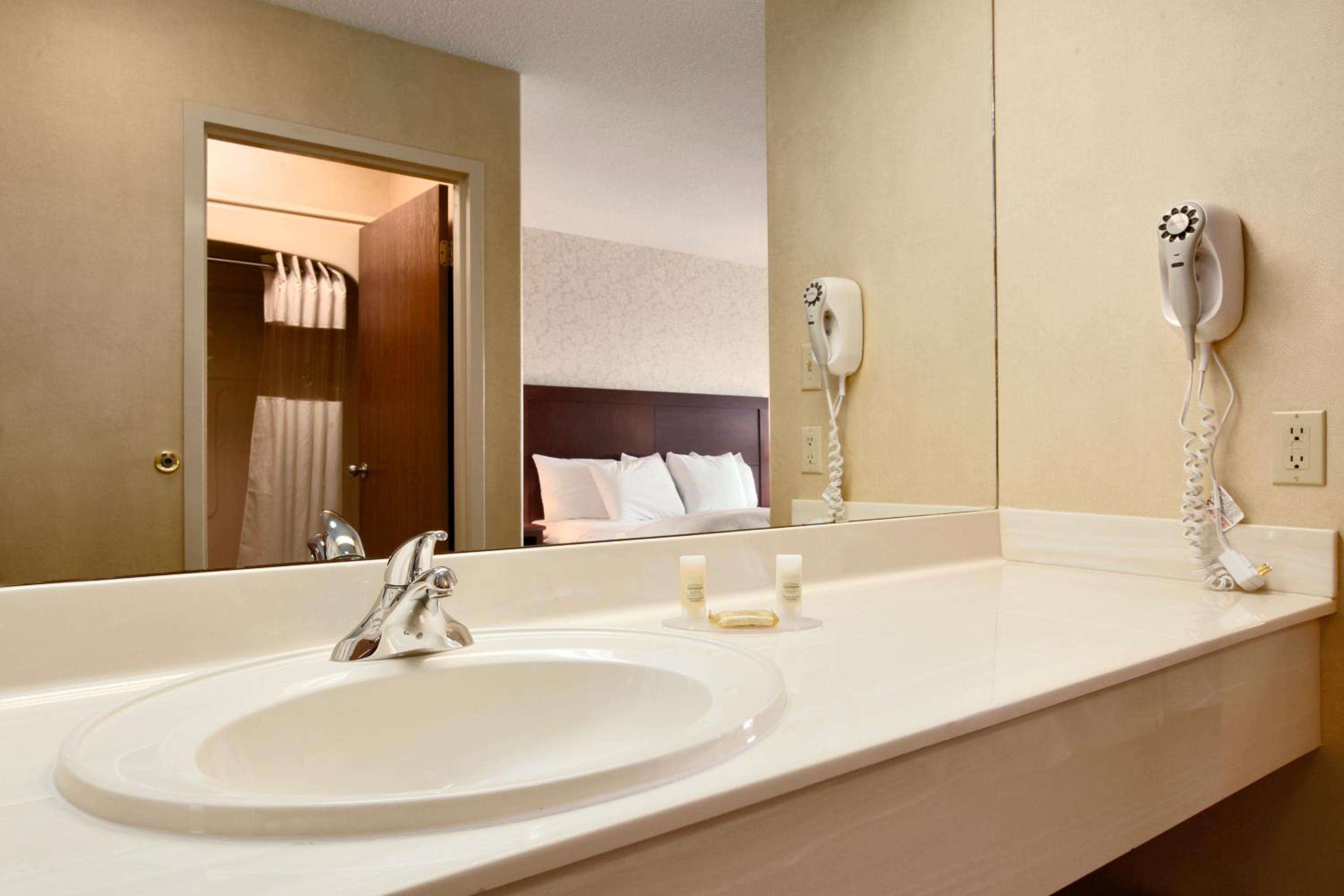 Queen Room with Two Queen Beds - Photo 10