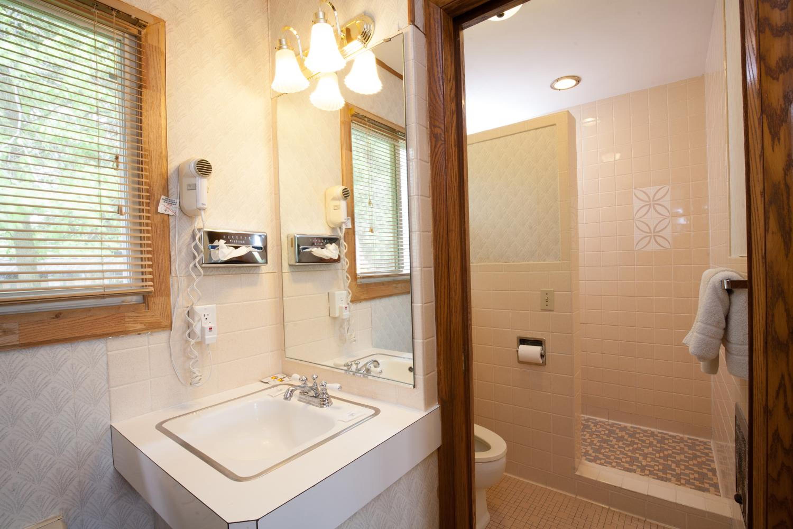 Queen Room photo 2