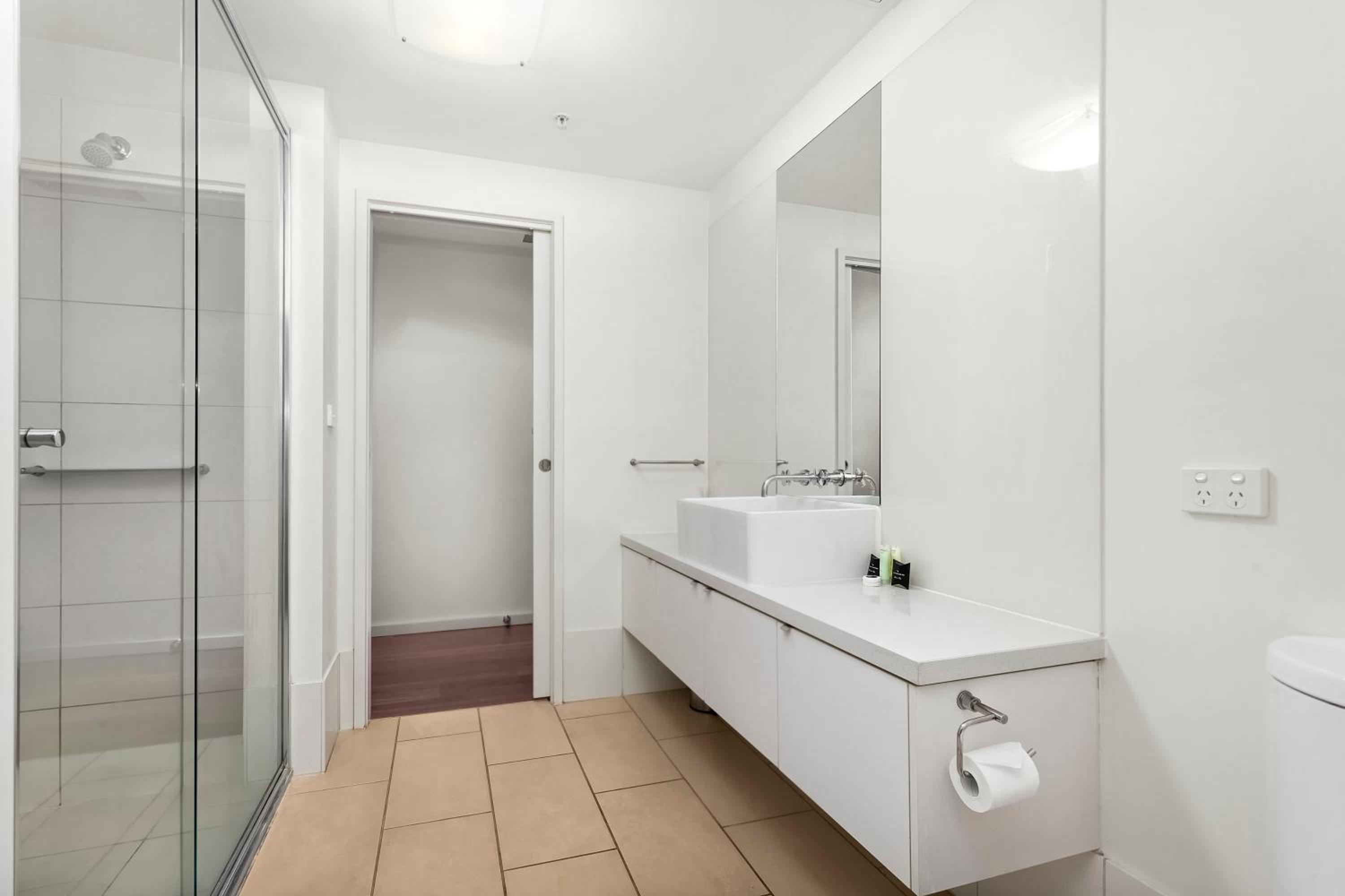 One-Bedroom Apartment with City View thumbnail 5