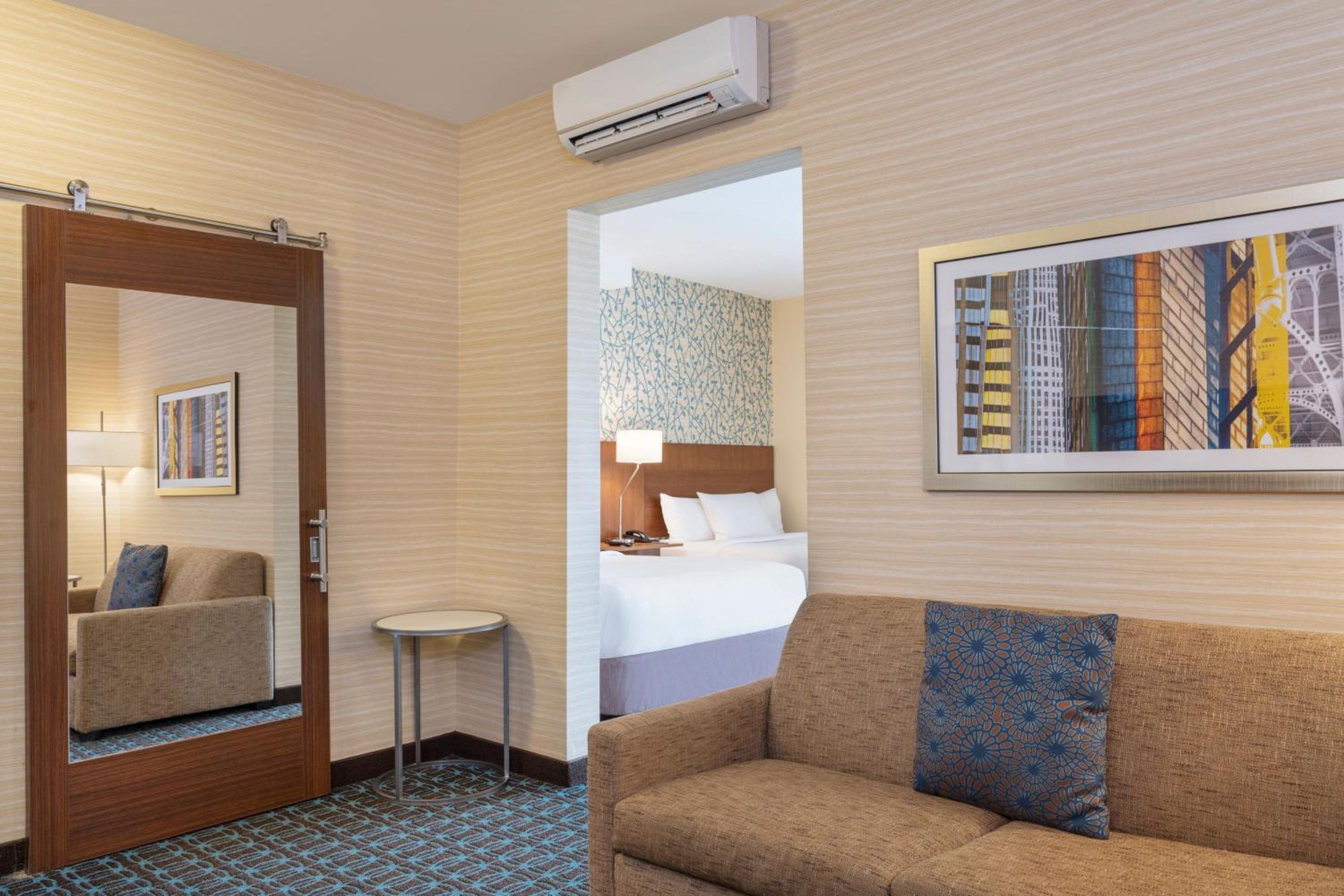 Studio with Two Queen Beds, Pool View, Bathtub, Sofa Bed and Balcony - Mobility Access