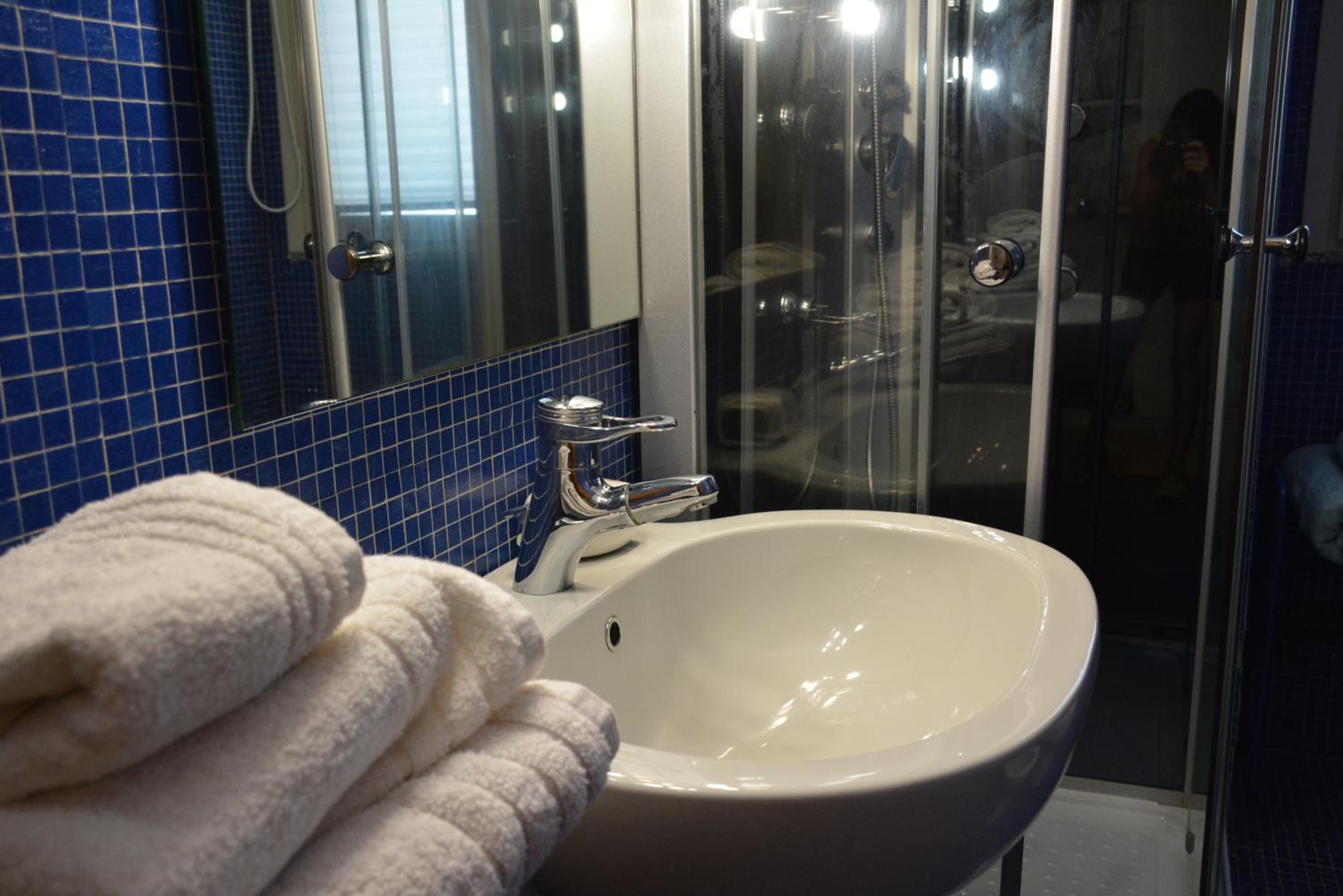 Double or Twin Room with Private External Bathroom - Photo 4
