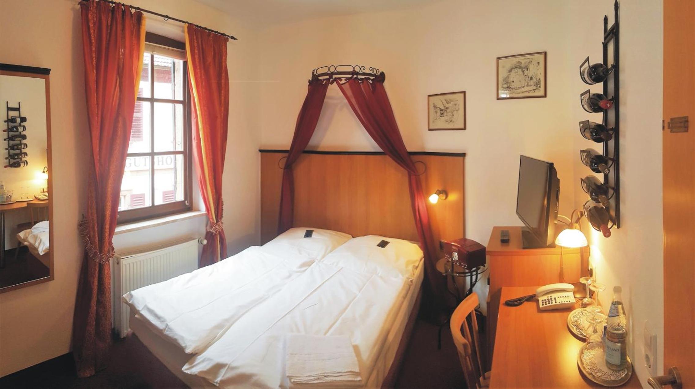 Small Double Room - Photo 3