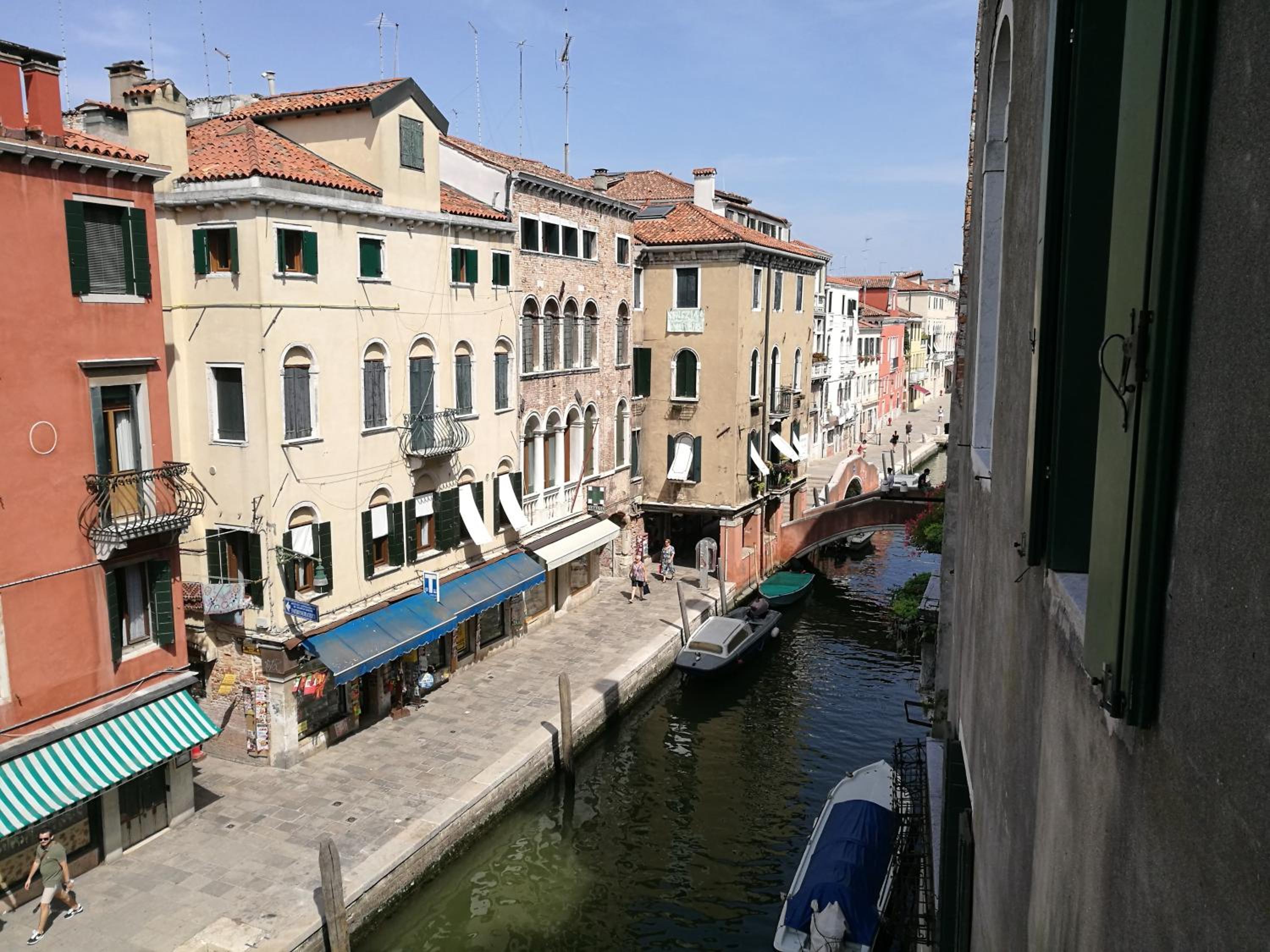 Double Room with Shared Bathroom and Canal View photo 2