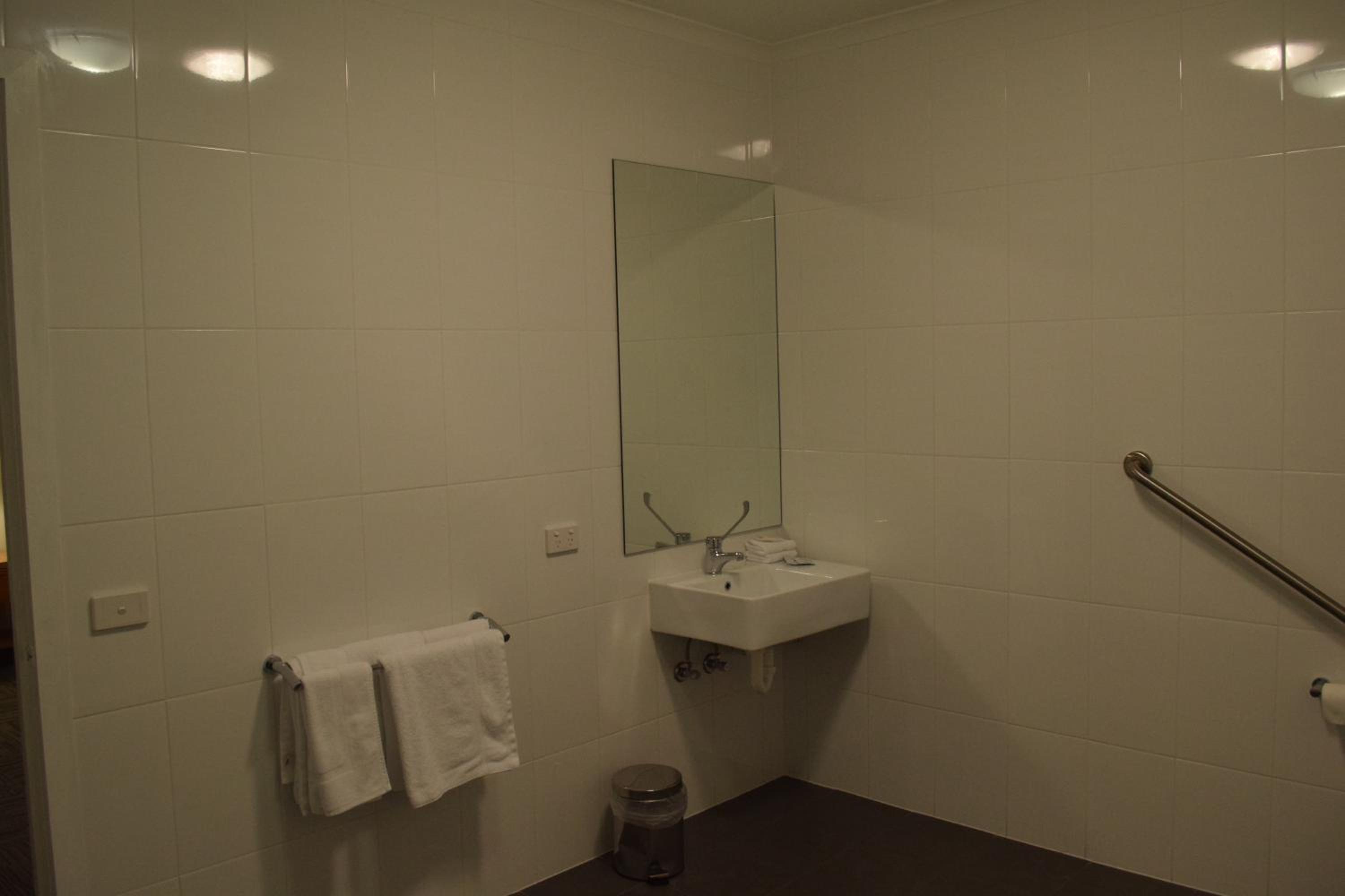 Queen and Single Bedroom photo 2