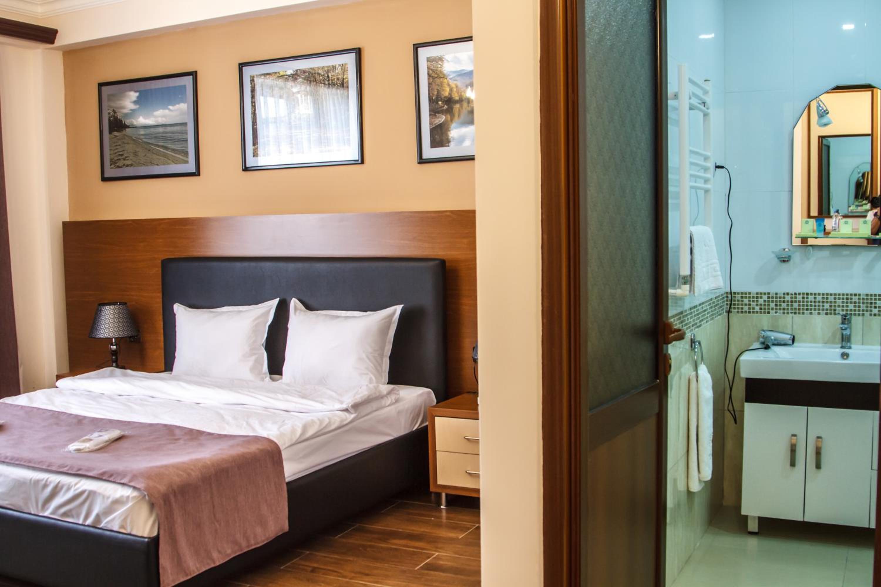 Single Room with Private Bathroom photo 3