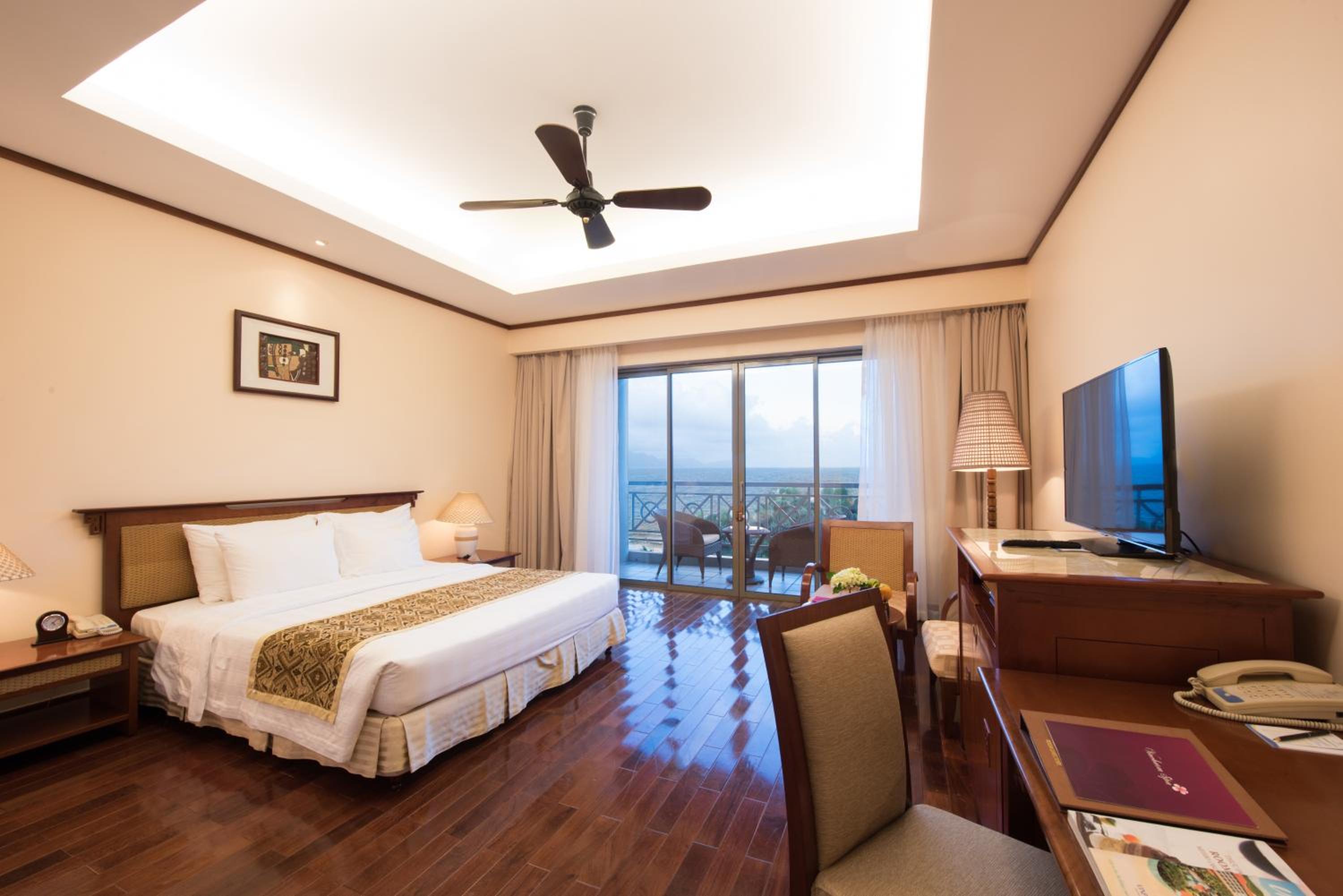 Grand Deluxe Ocean View Queen Bed - VinWonders Park Access
