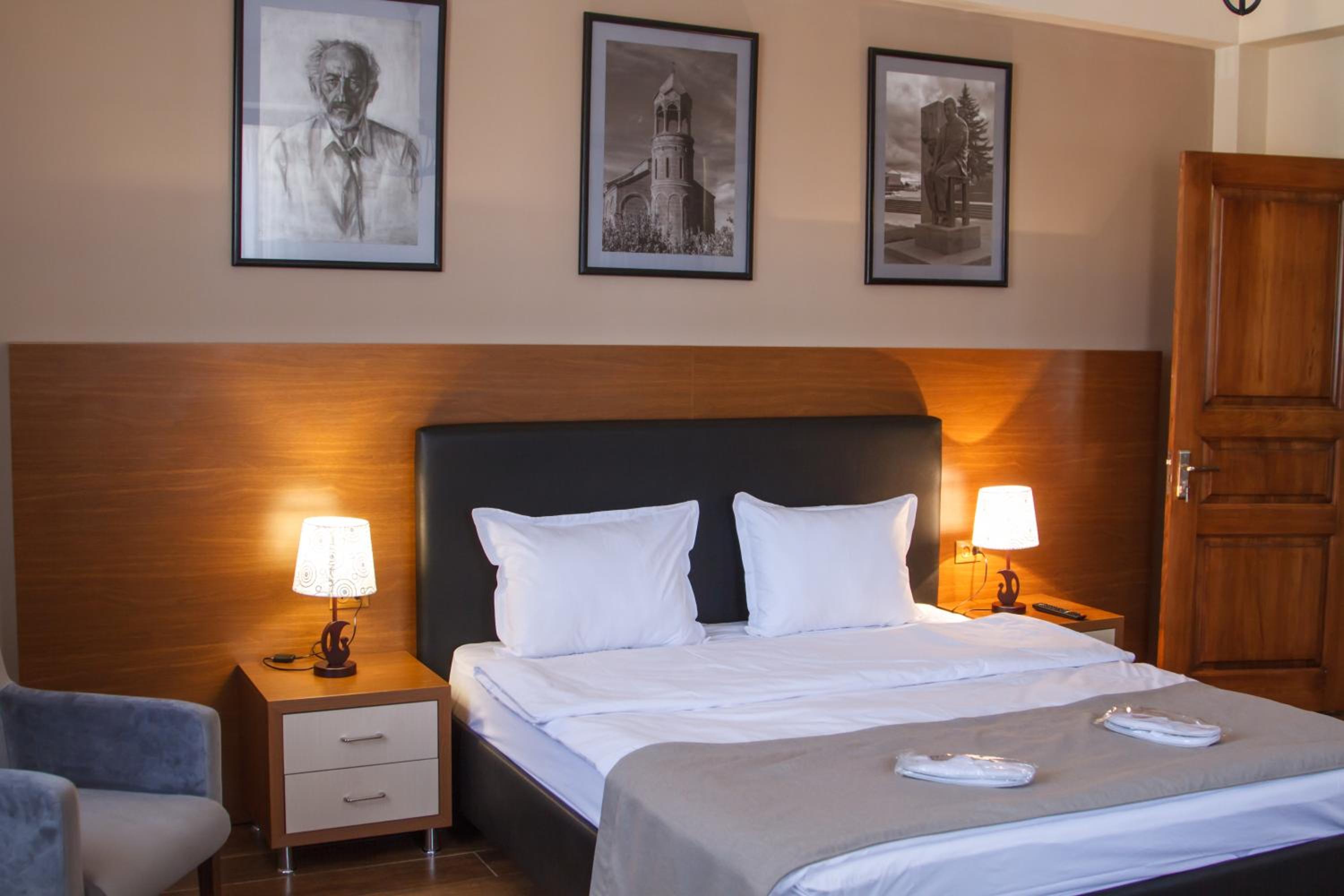 Single Room with Private Bathroom photo 2