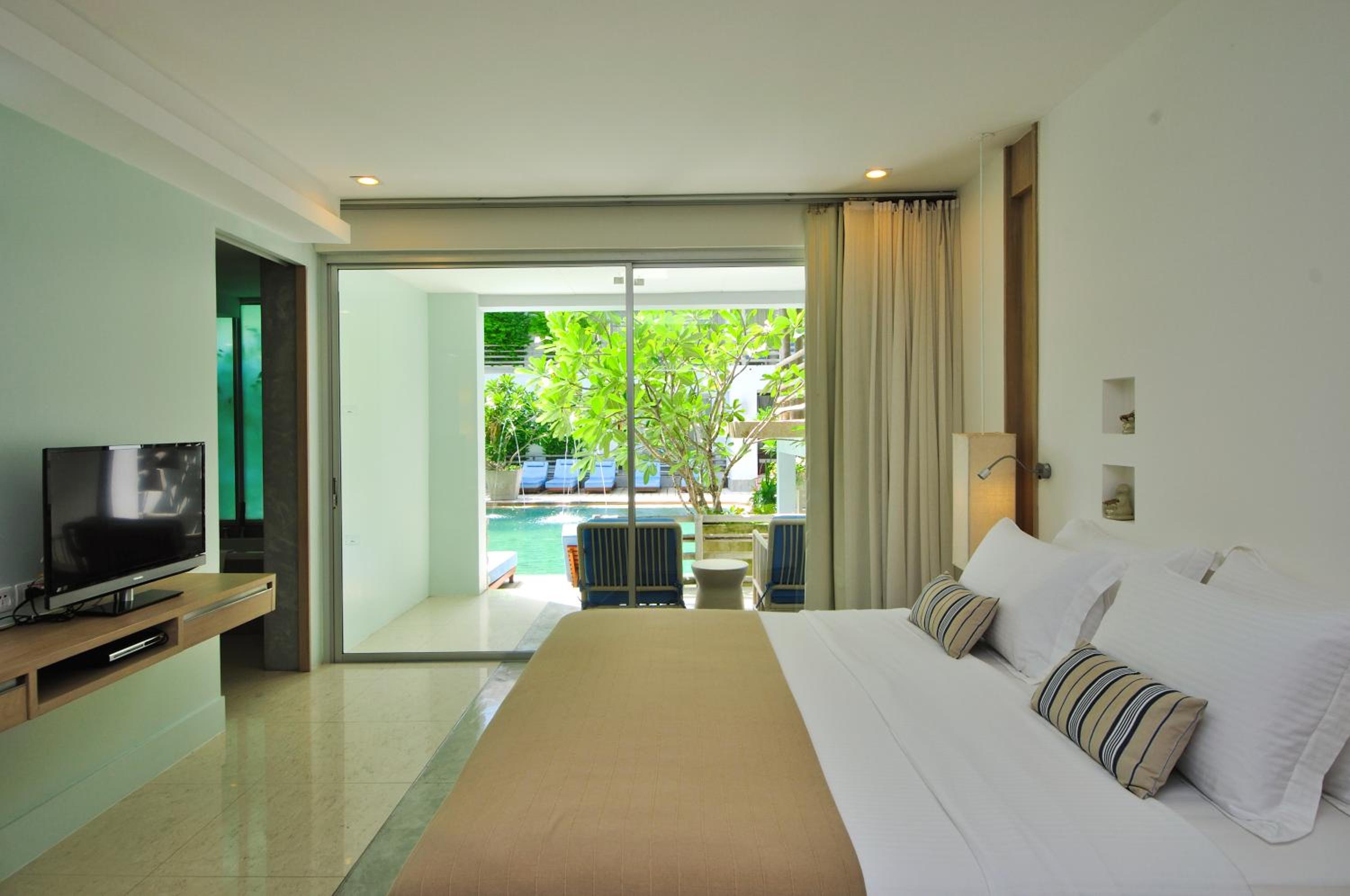 Deluxe Easy Pool Access - Photo 4