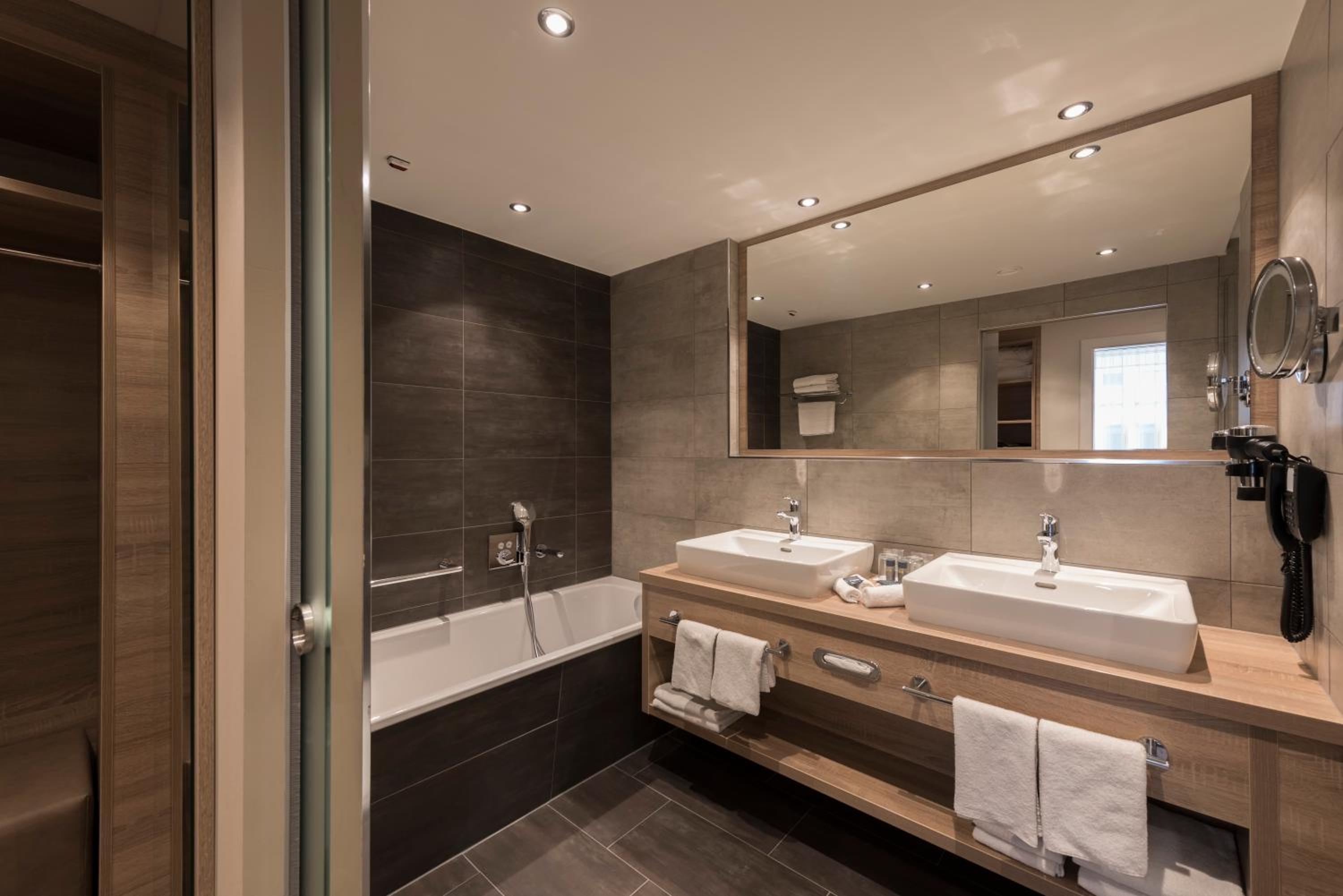 Executive Suite thumbnail 5