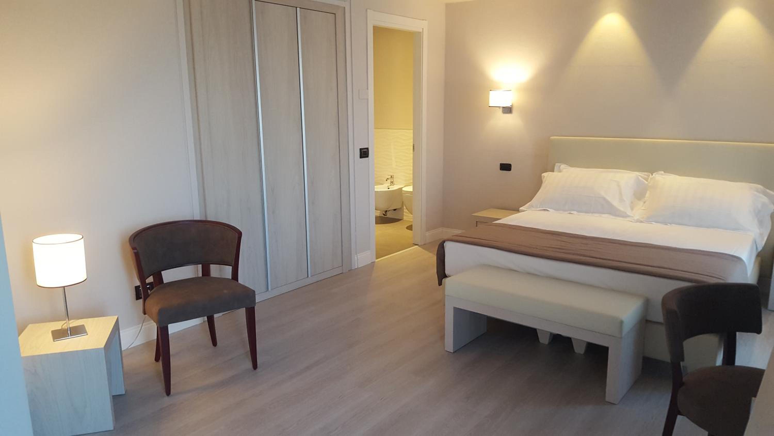 Deluxe Double Room - Photo 13