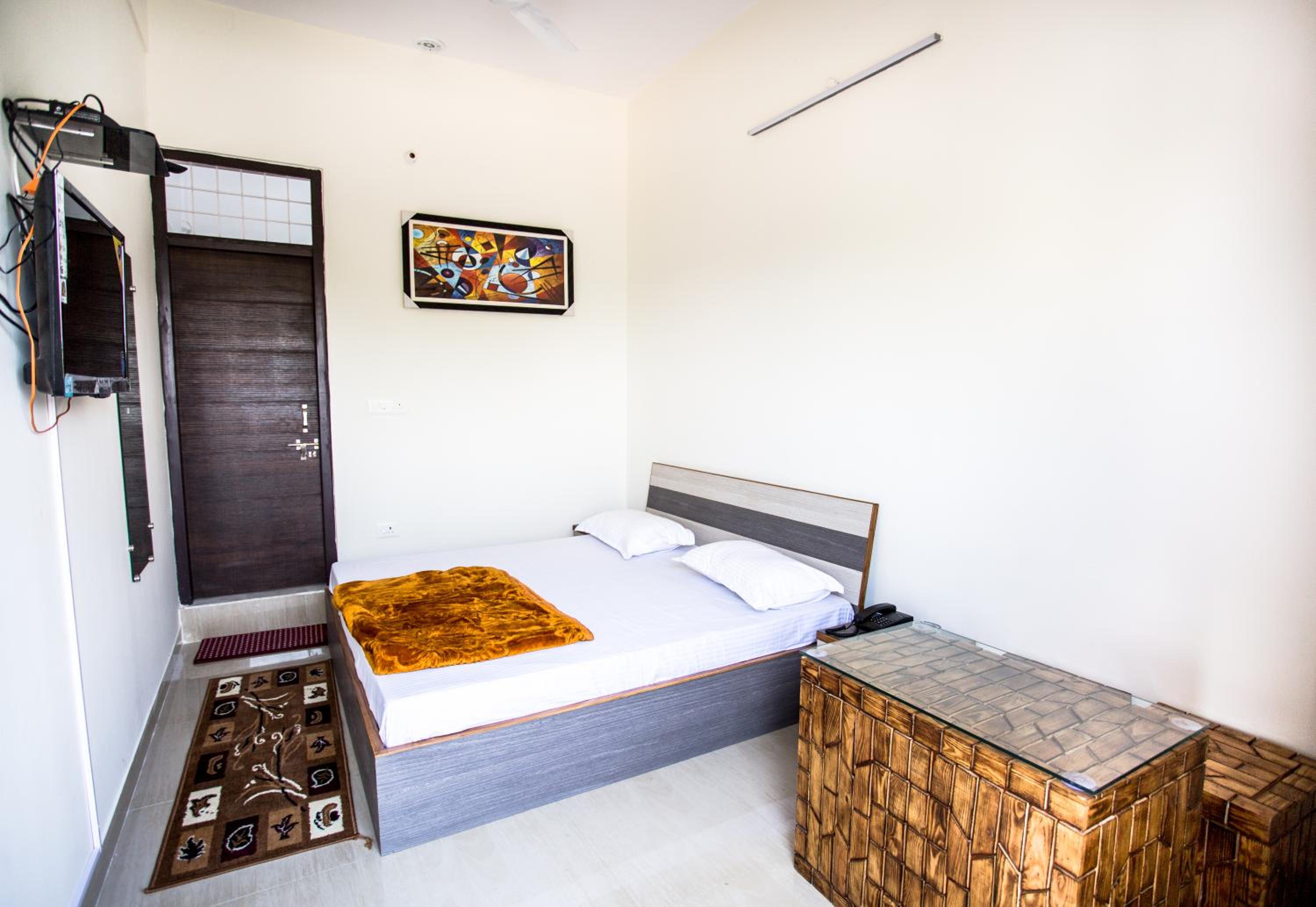 Budget Double Room - Photo 5