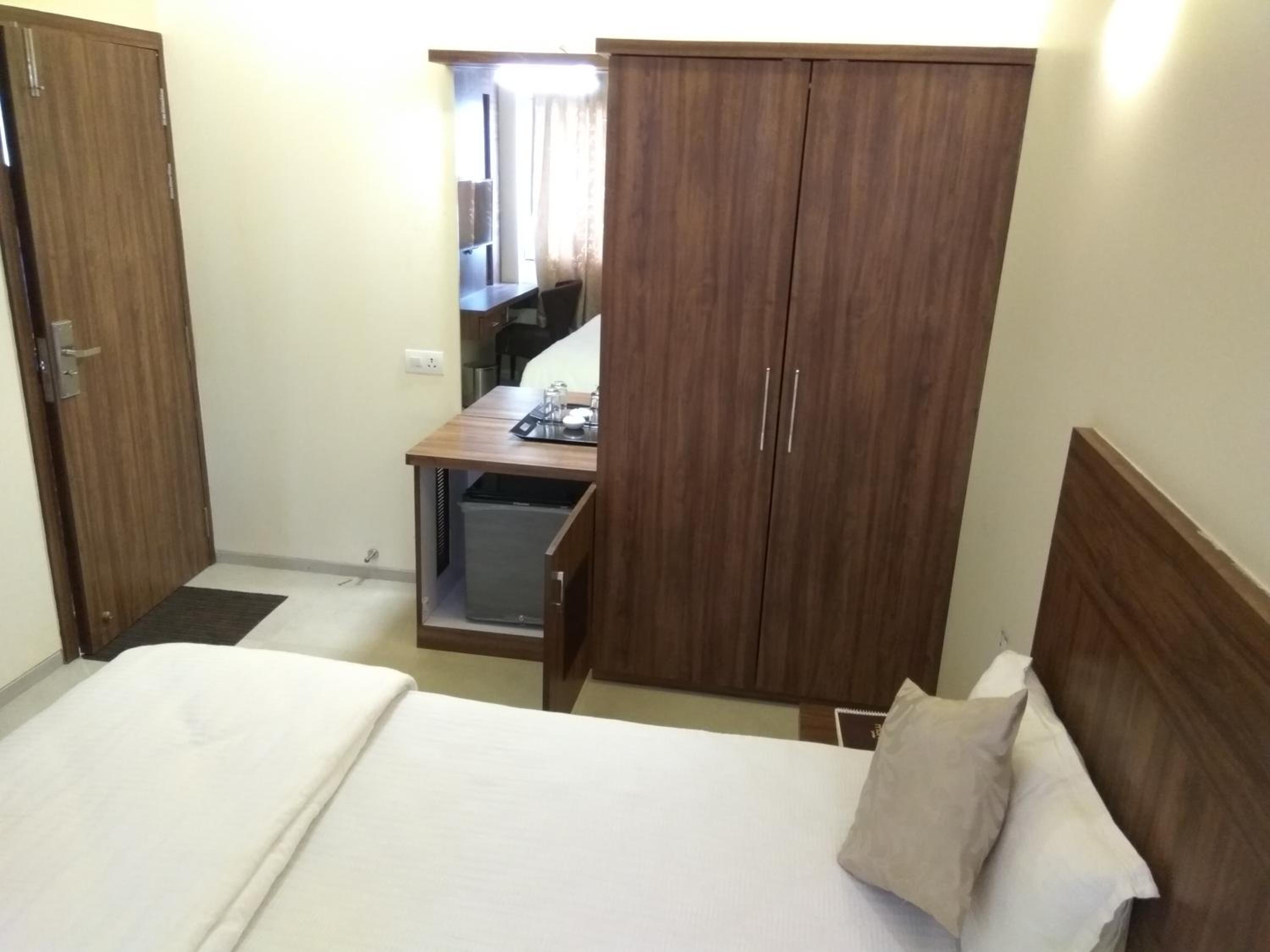 Deluxe Room - Photo 8