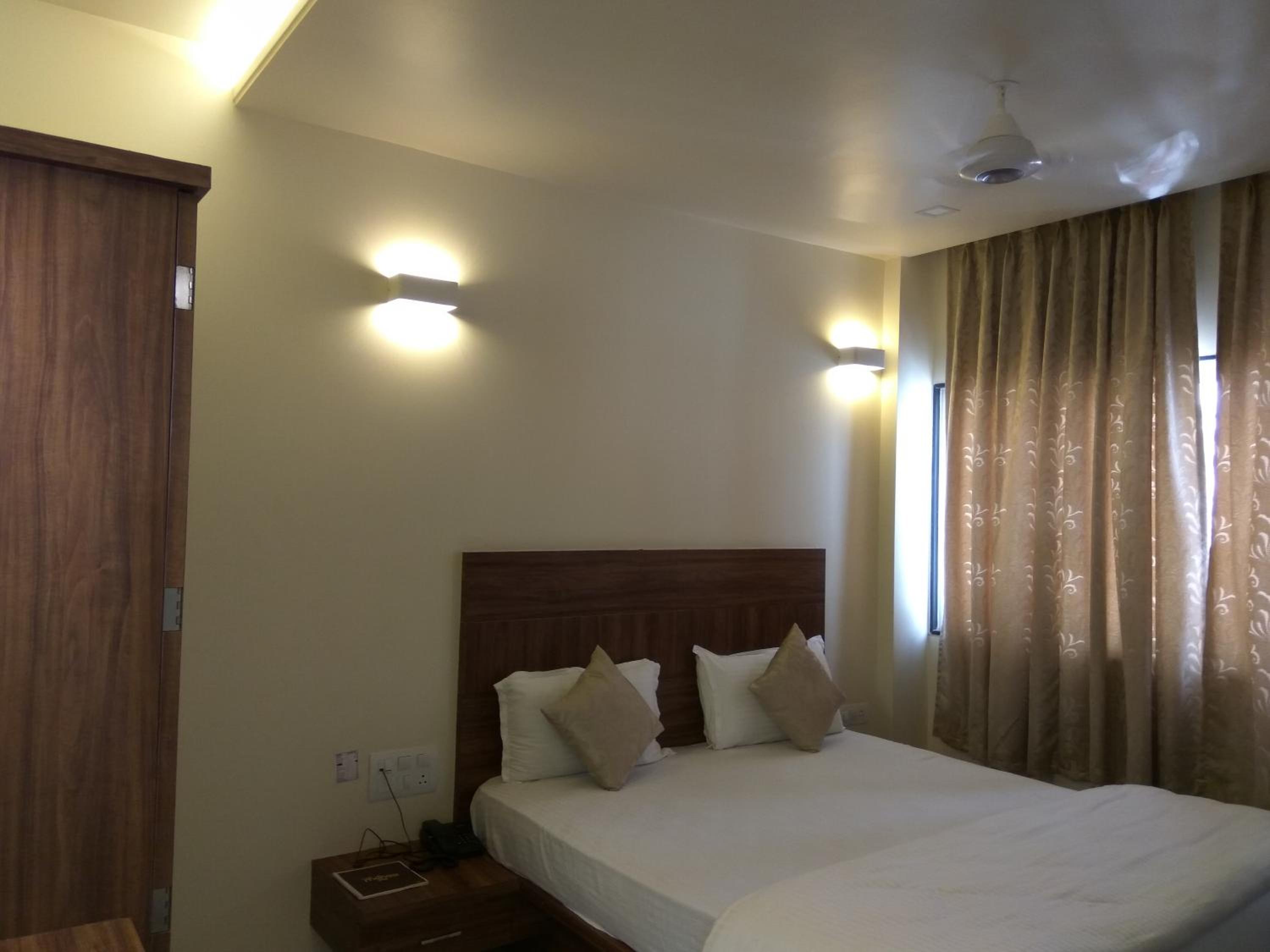 Deluxe Room - Photo 20