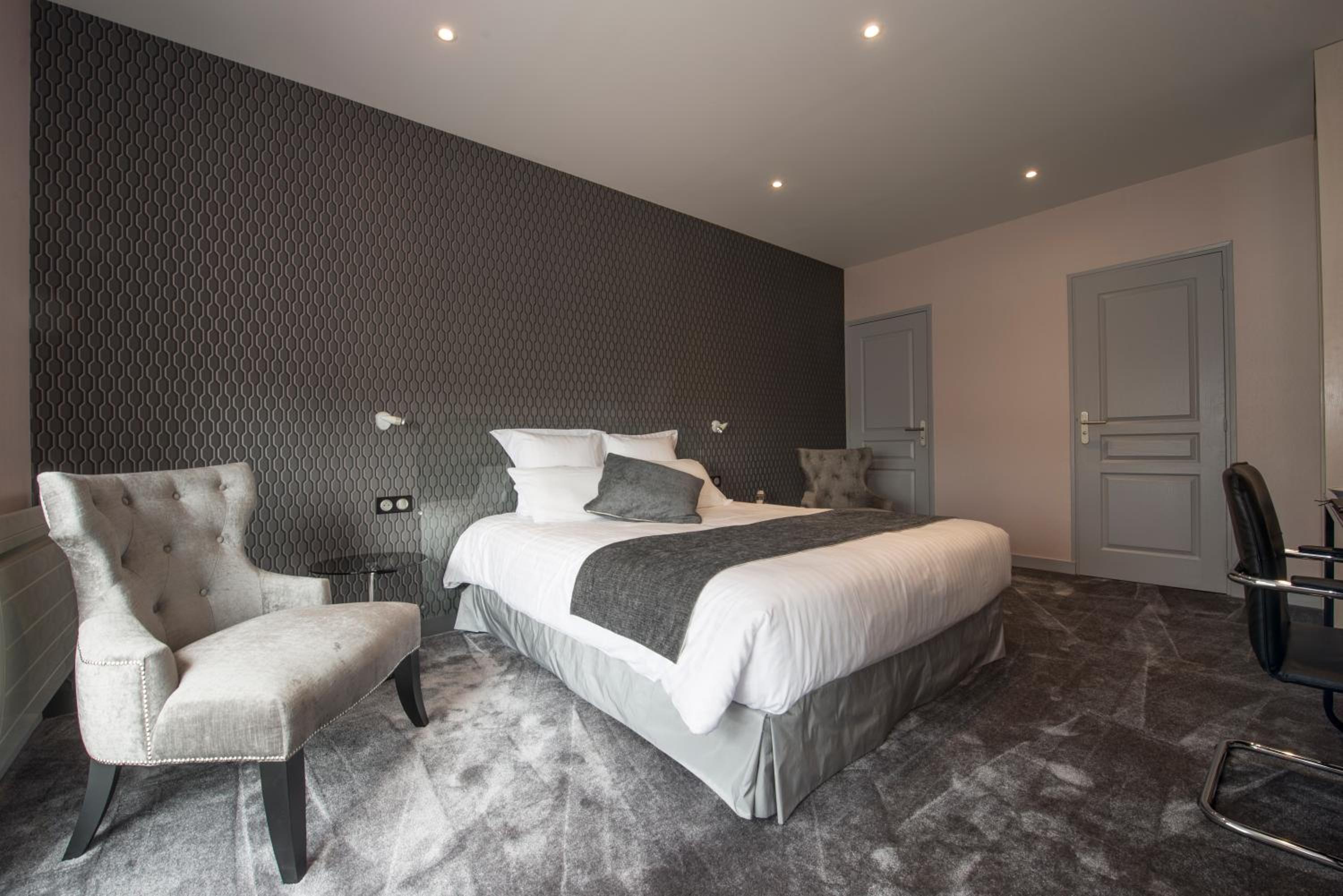 Large Double Room - Photo 3