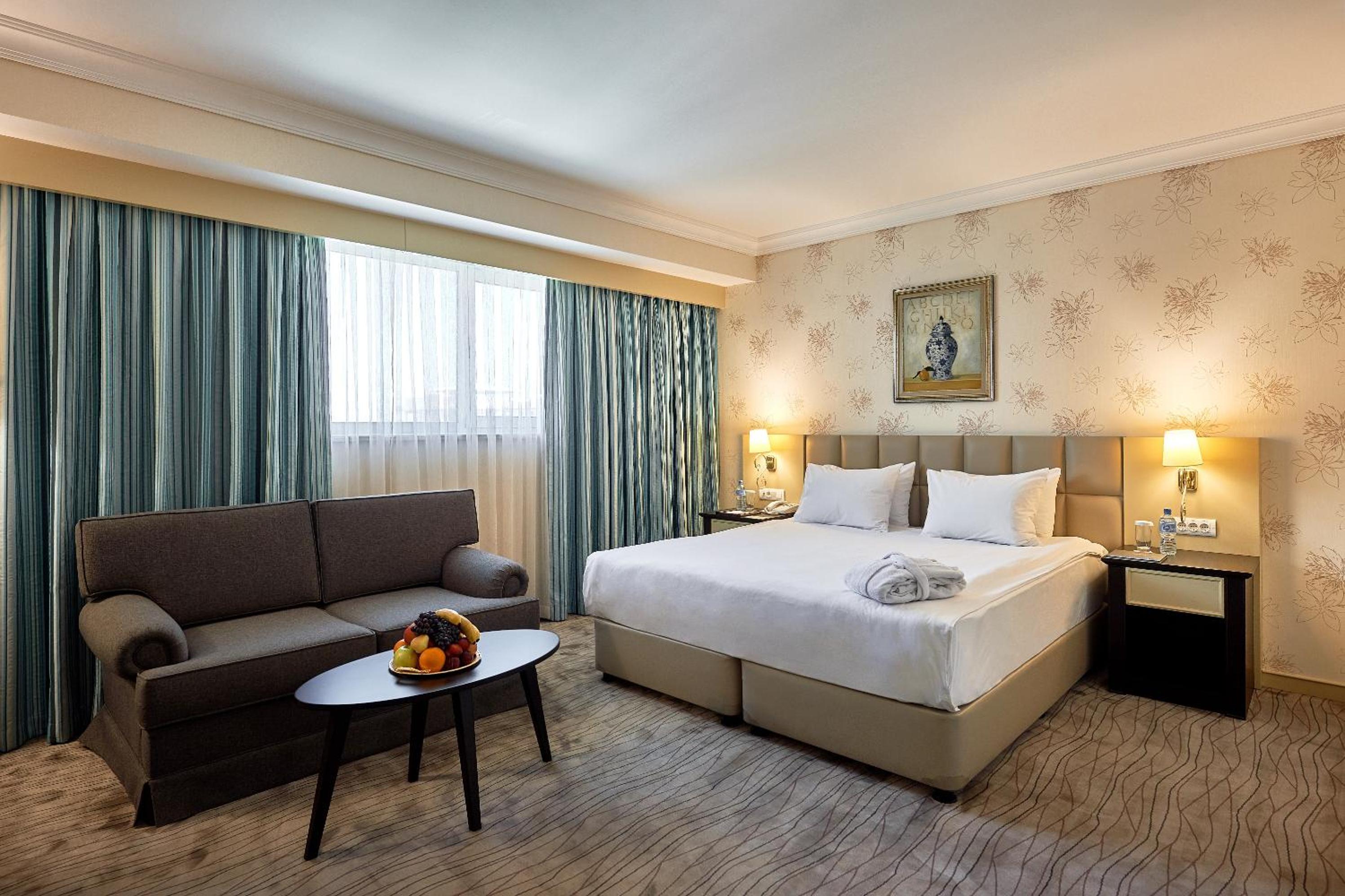Deluxe King Room - Photo 2