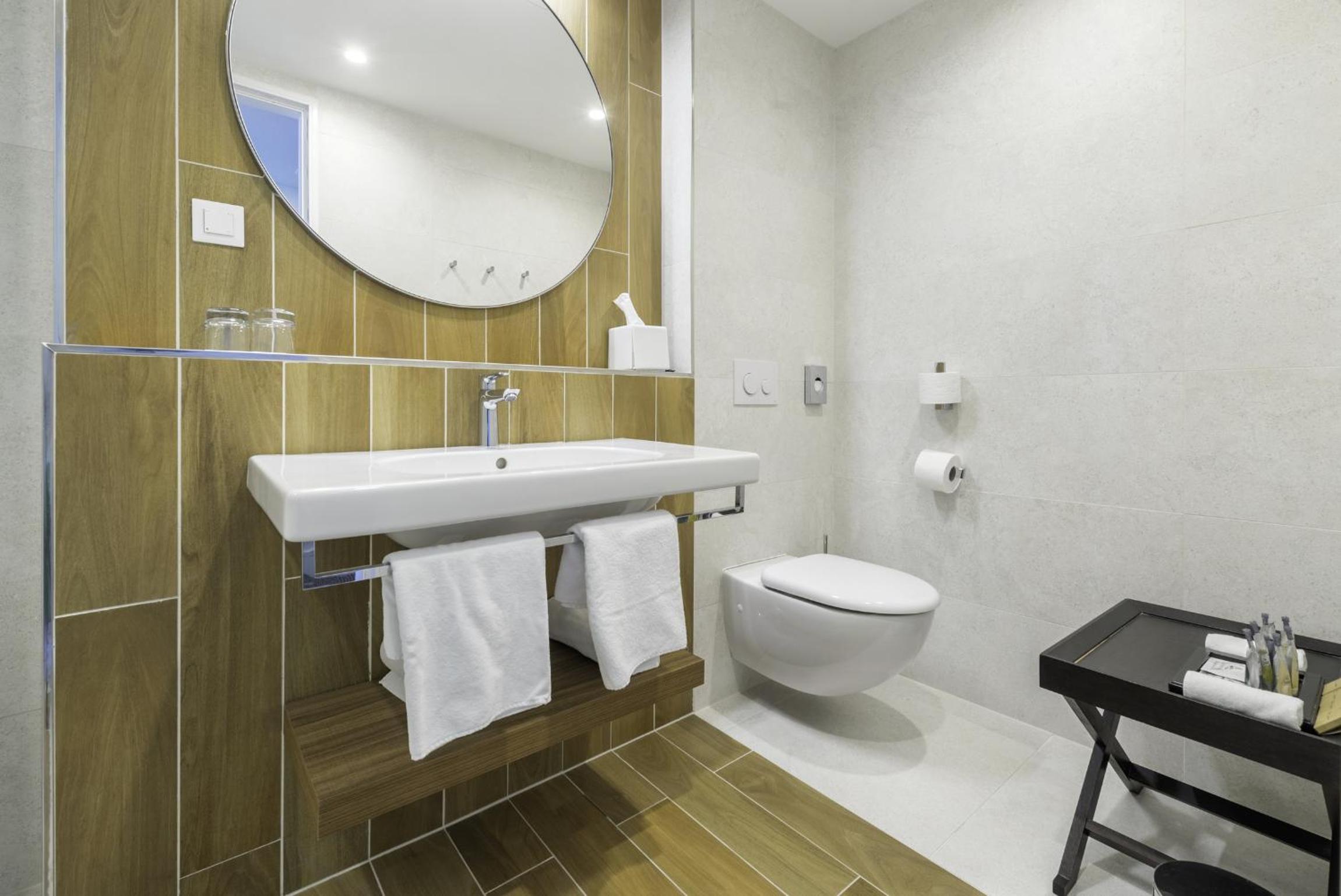 Studio Suite with Balcony and Sea View - Photo 4