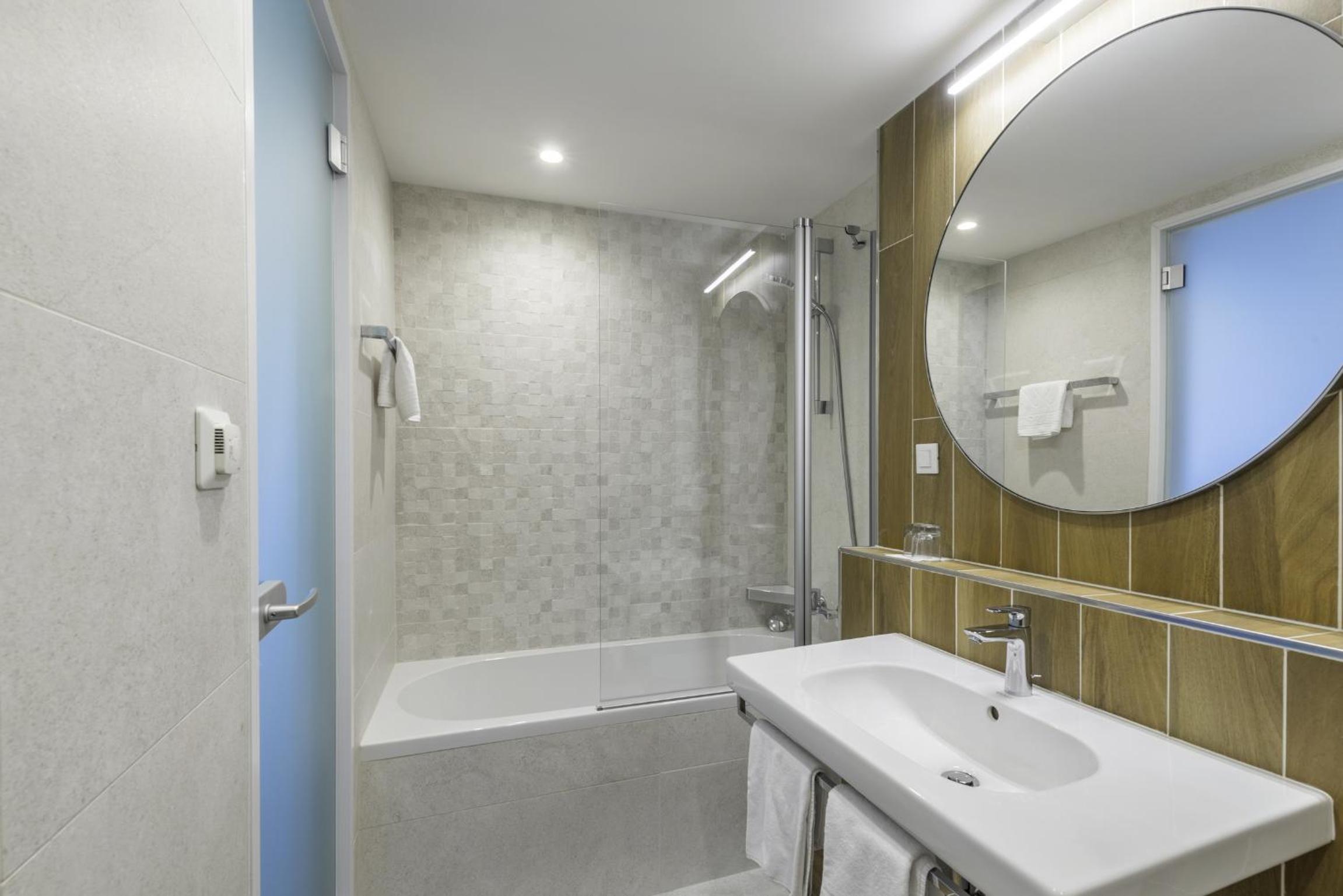 Studio Suite with Balcony and Sea View - Photo 3