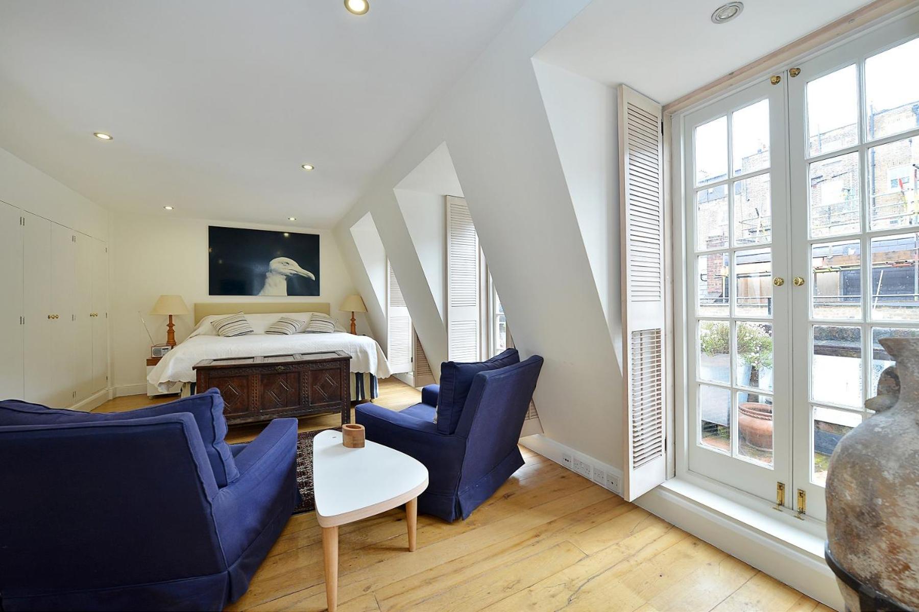 Five-Bedroom House photo 1