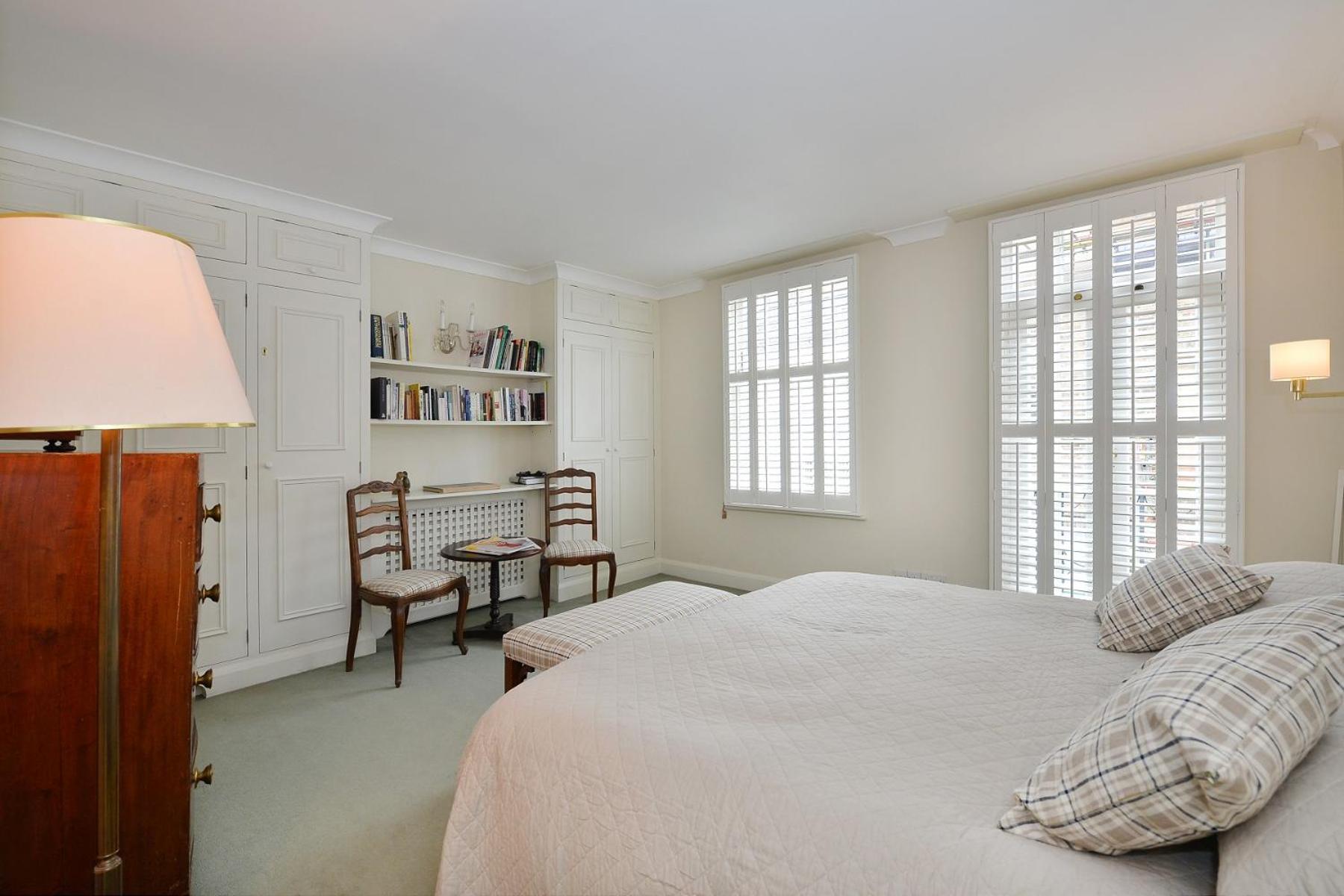 Five-Bedroom House photo 2