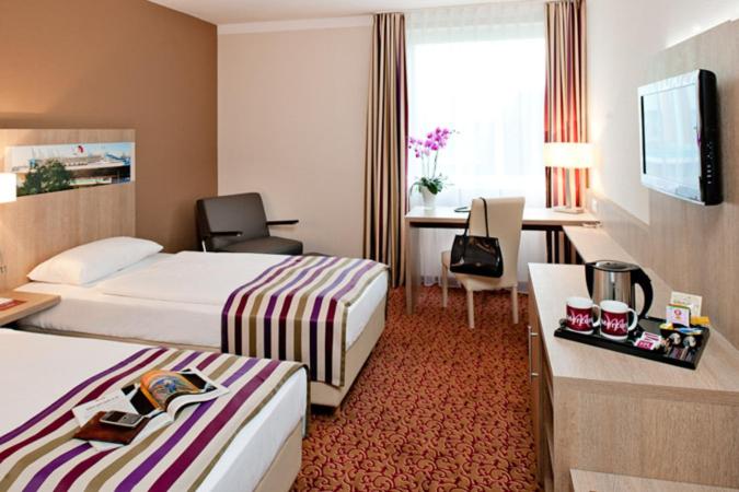 Standard Twin Room with Street View - Photo 2