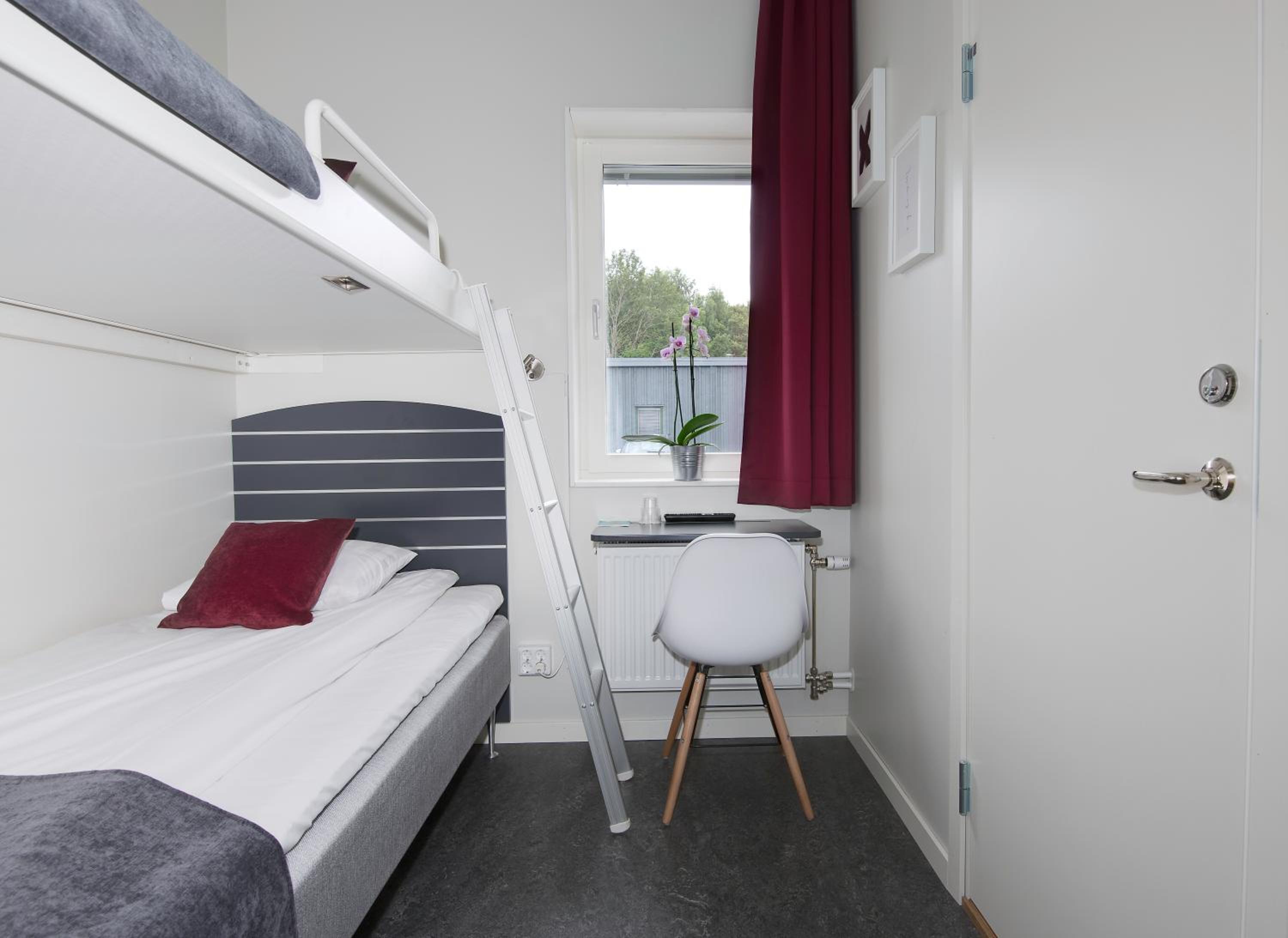 Twin Room with Bathroom - Photo 1