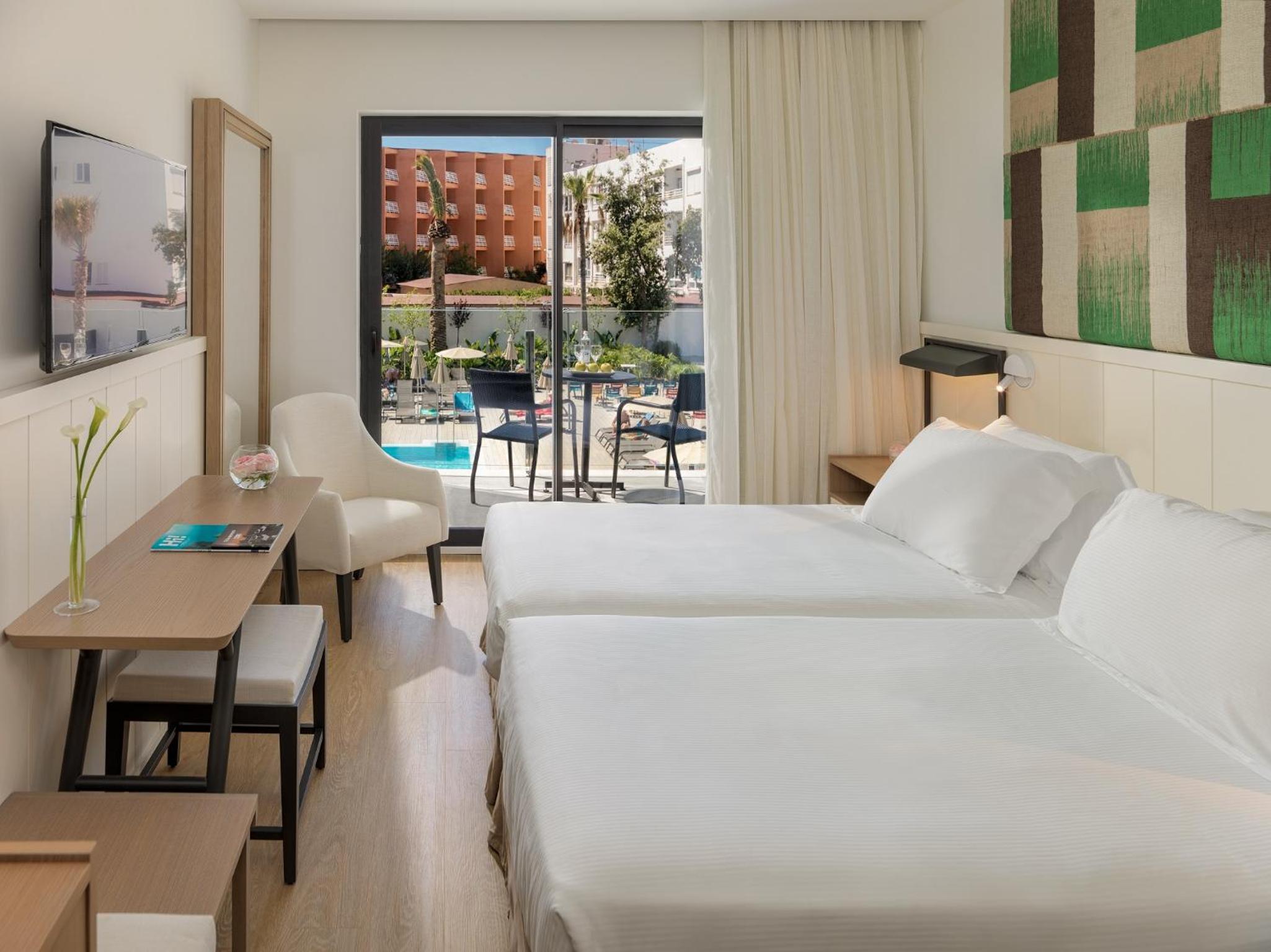 Superior Double Room with Pool or Side Sea View (2 Adults + 1 Child) - Photo 5