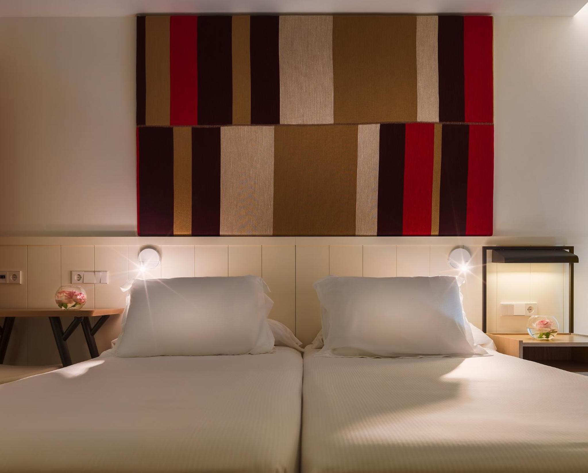 Superior Double Room with Pool or Side Sea View (2 Adults + 1 Child) - Photo 4