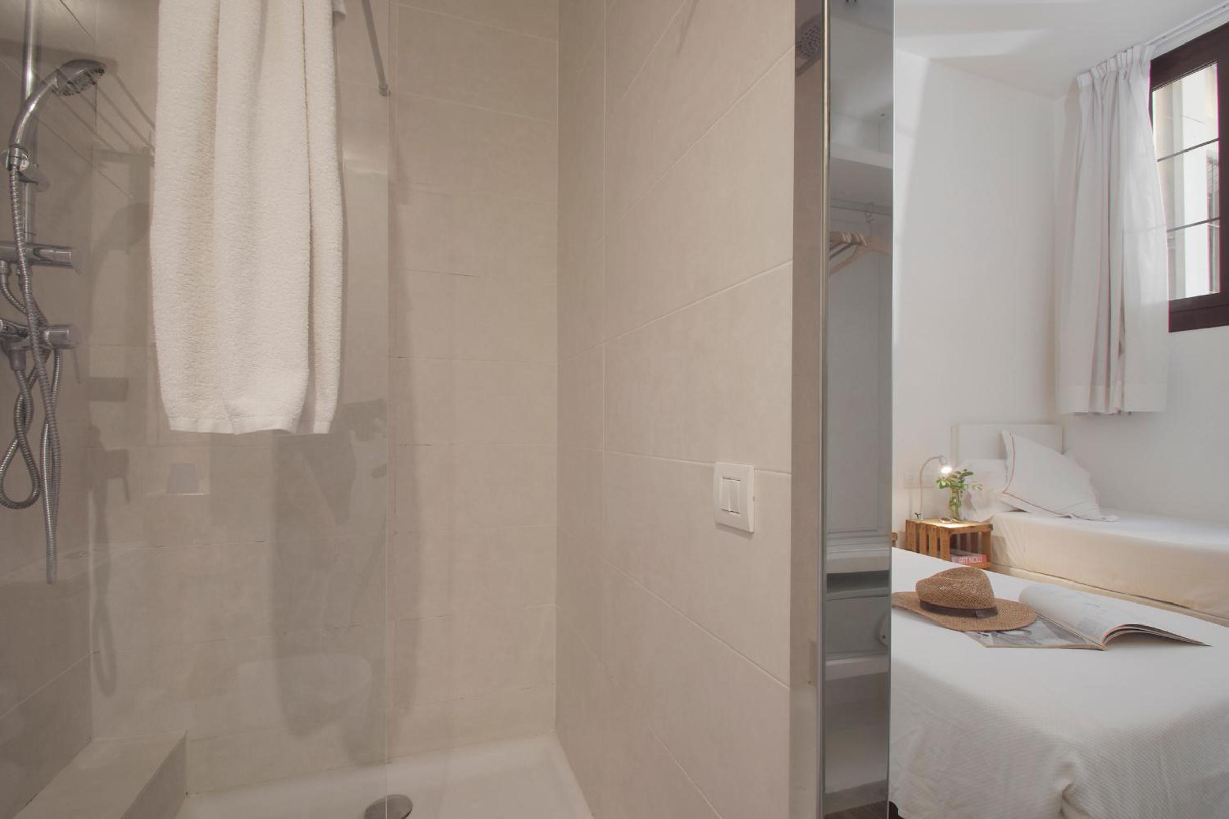 Standard Twin Room thumbnail 6